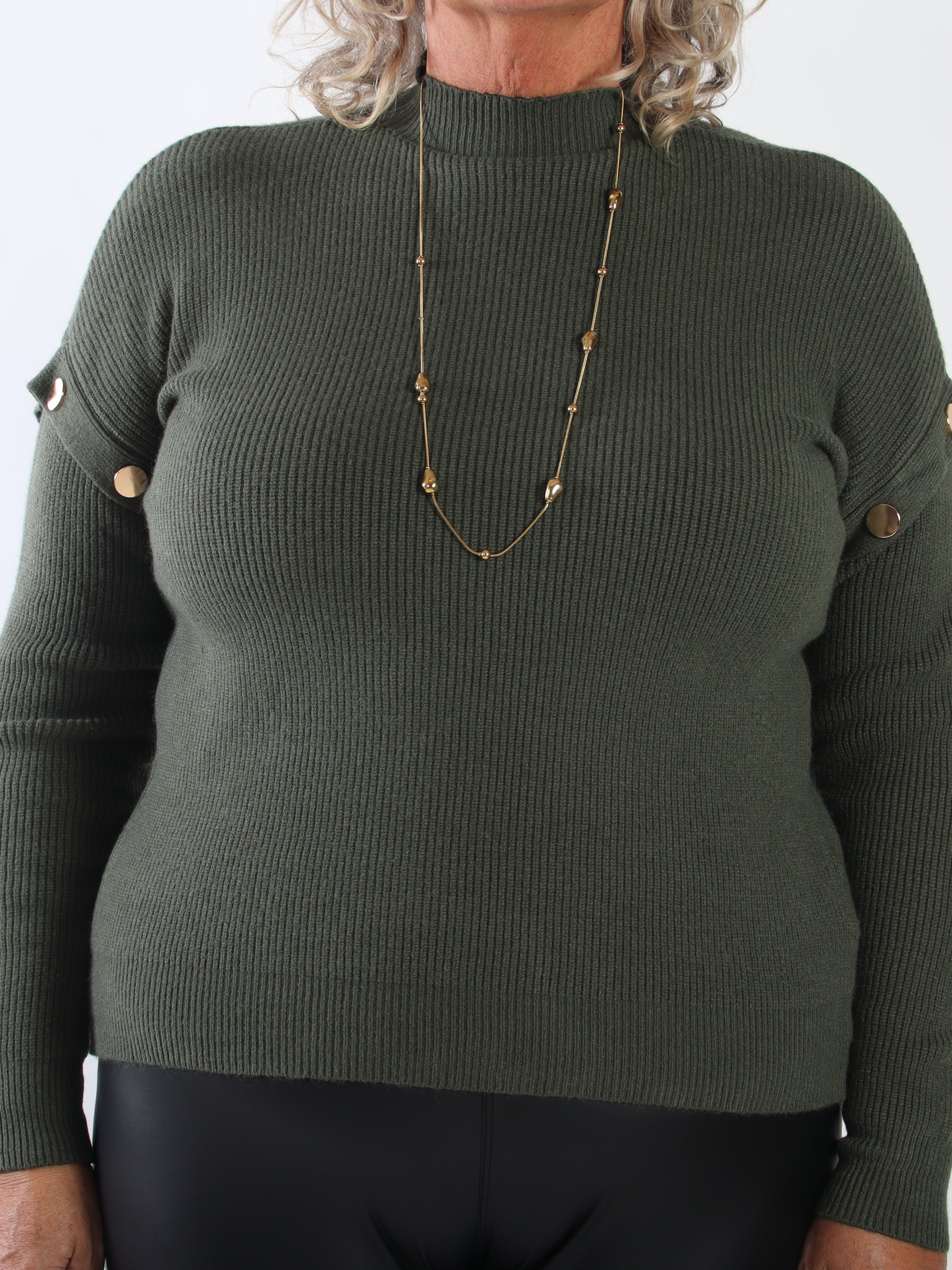 Wren - Mjuk ribbstickad tröja i plus size med hög hals och eleganta guldfärgade dekorationsknappar