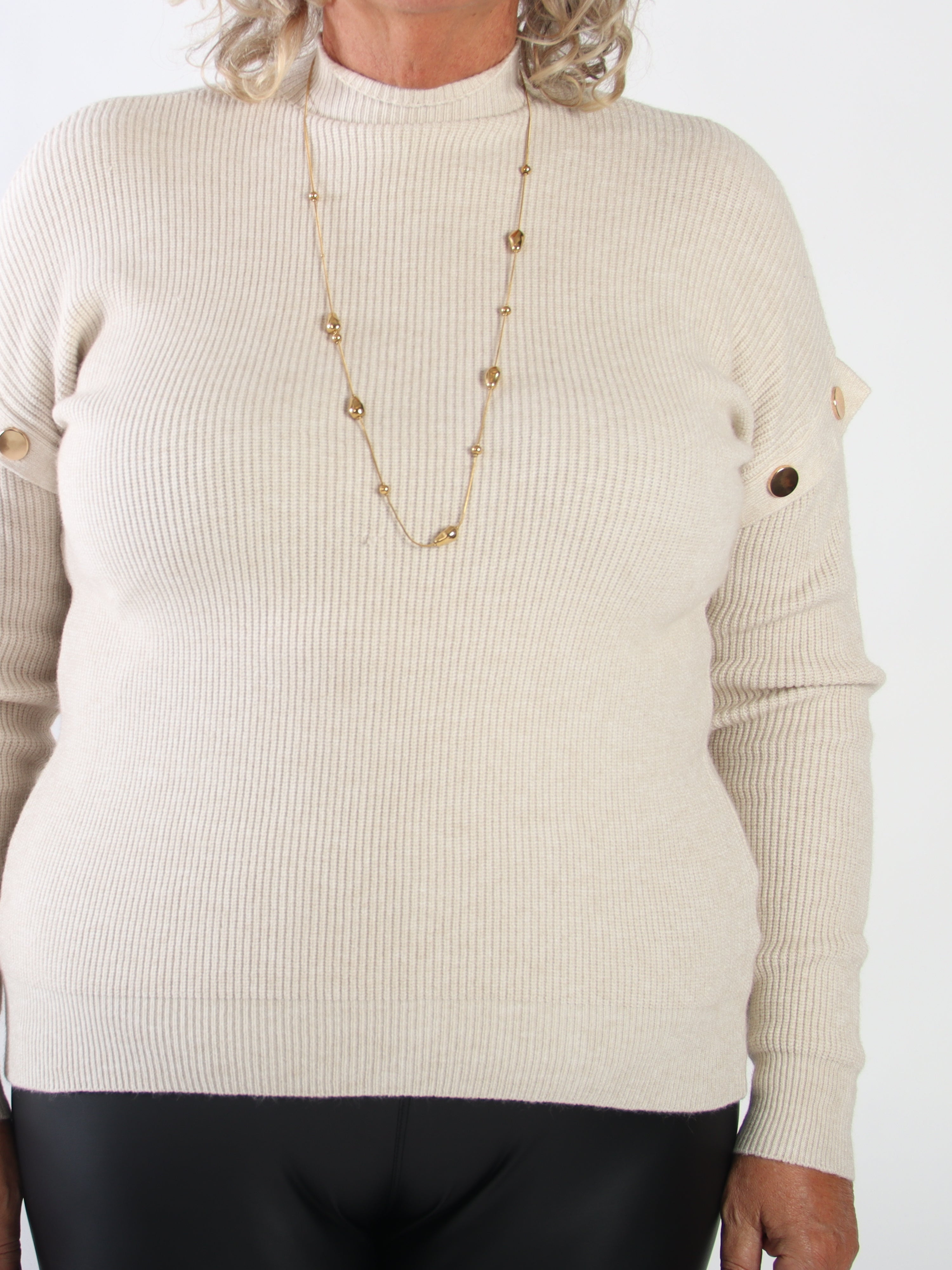 Wren - Mjuk ribbstickad tröja i plus size med hög hals och eleganta guldfärgade dekorationsknappar