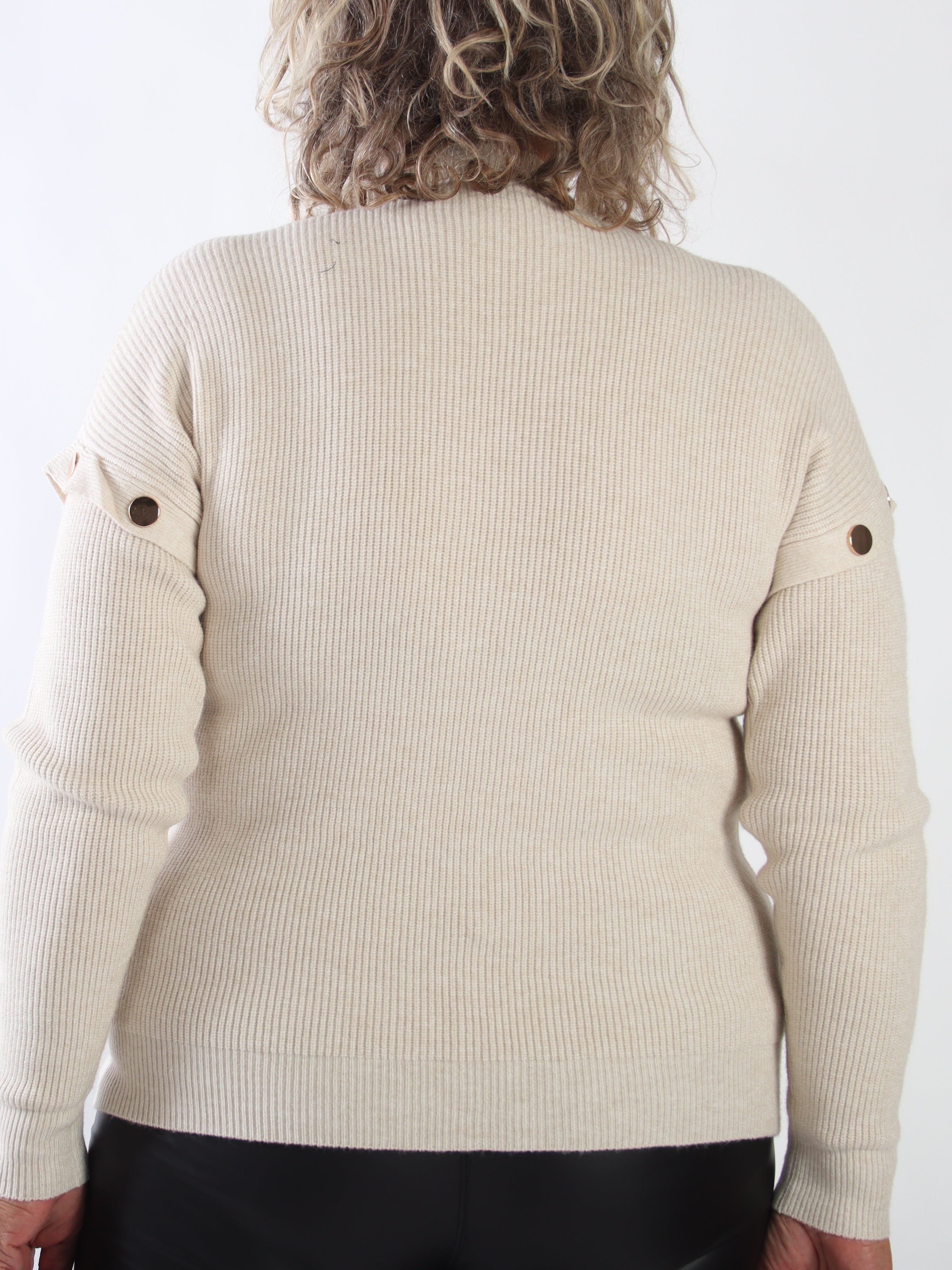 Wren - Mjuk ribbstickad tröja i plus size med hög hals och eleganta guldfärgade dekorationsknappar