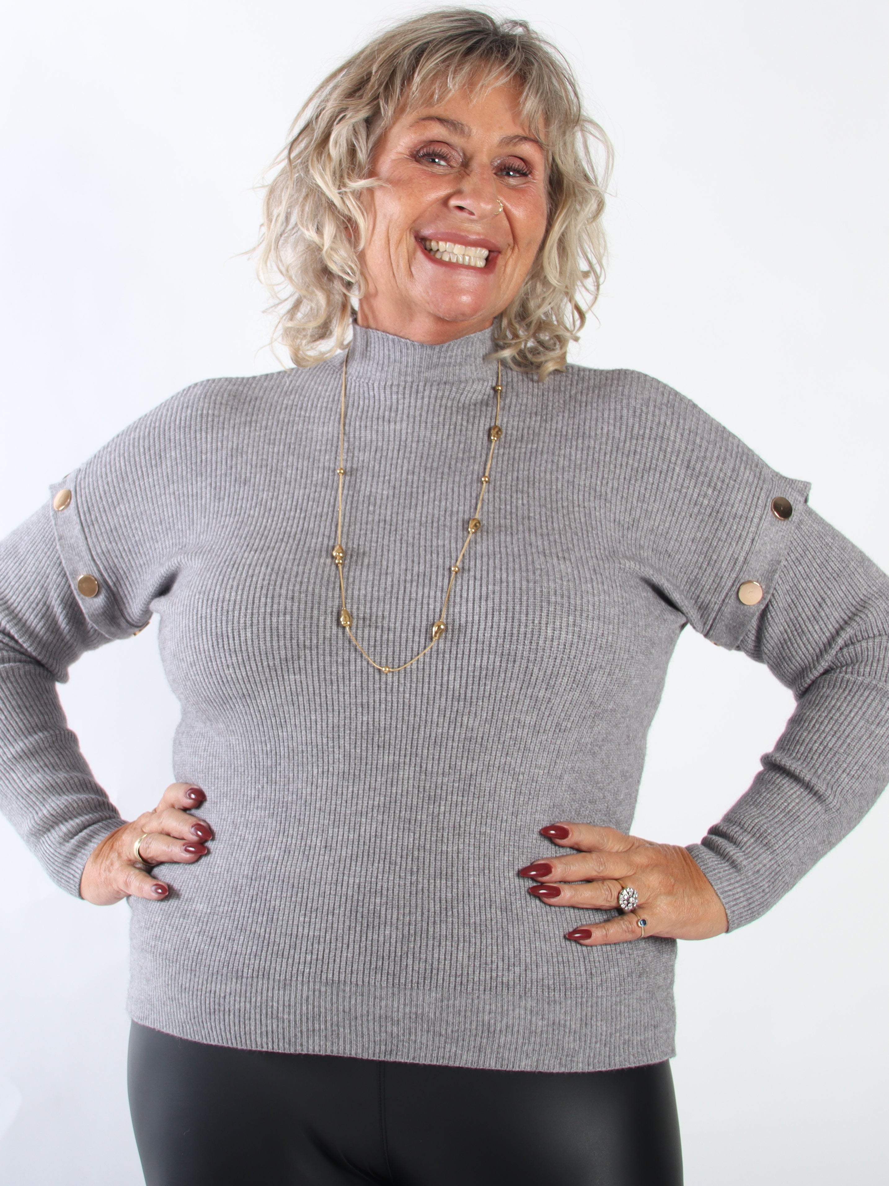 Wren - Mjuk ribbstickad tröja i plus size med hög hals och eleganta guldfärgade dekorationsknappar