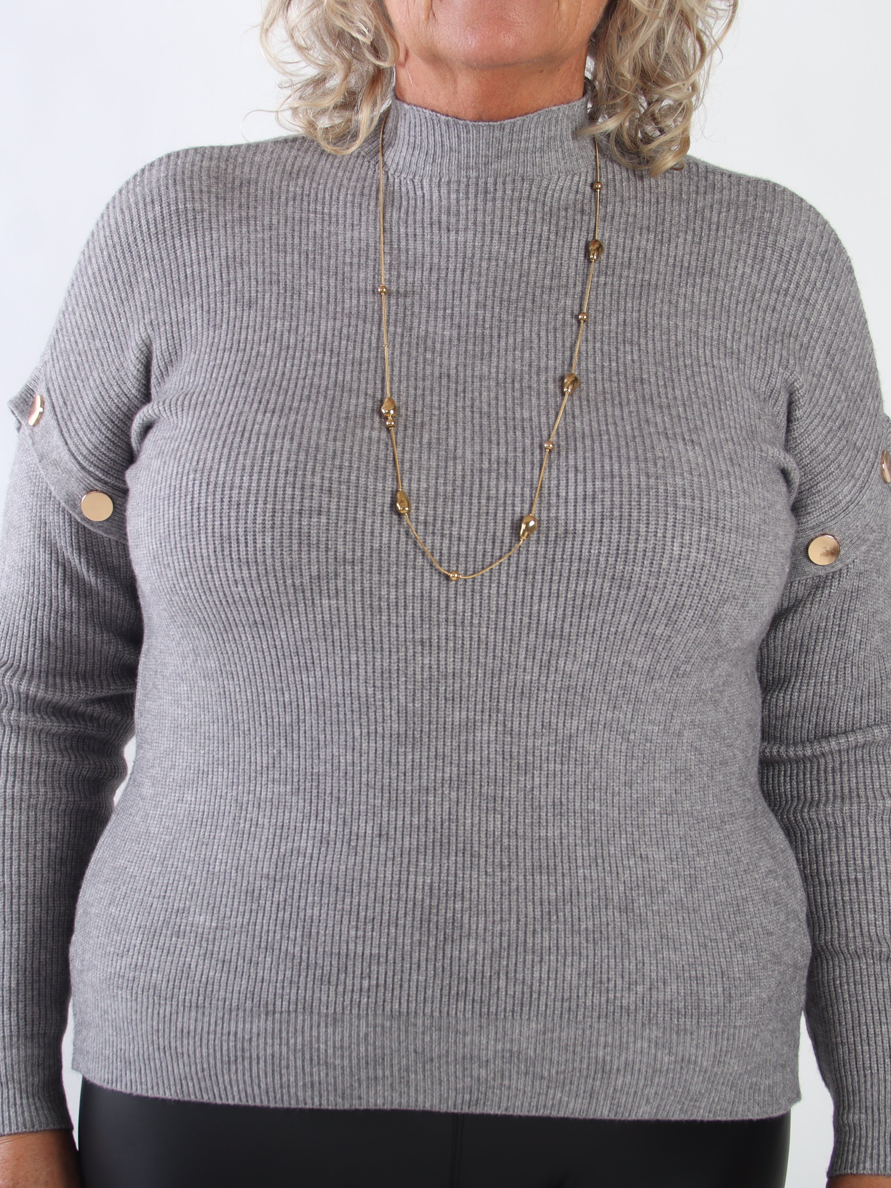 Wren - Mjuk ribbstickad tröja i plus size med hög hals och eleganta guldfärgade dekorationsknappar