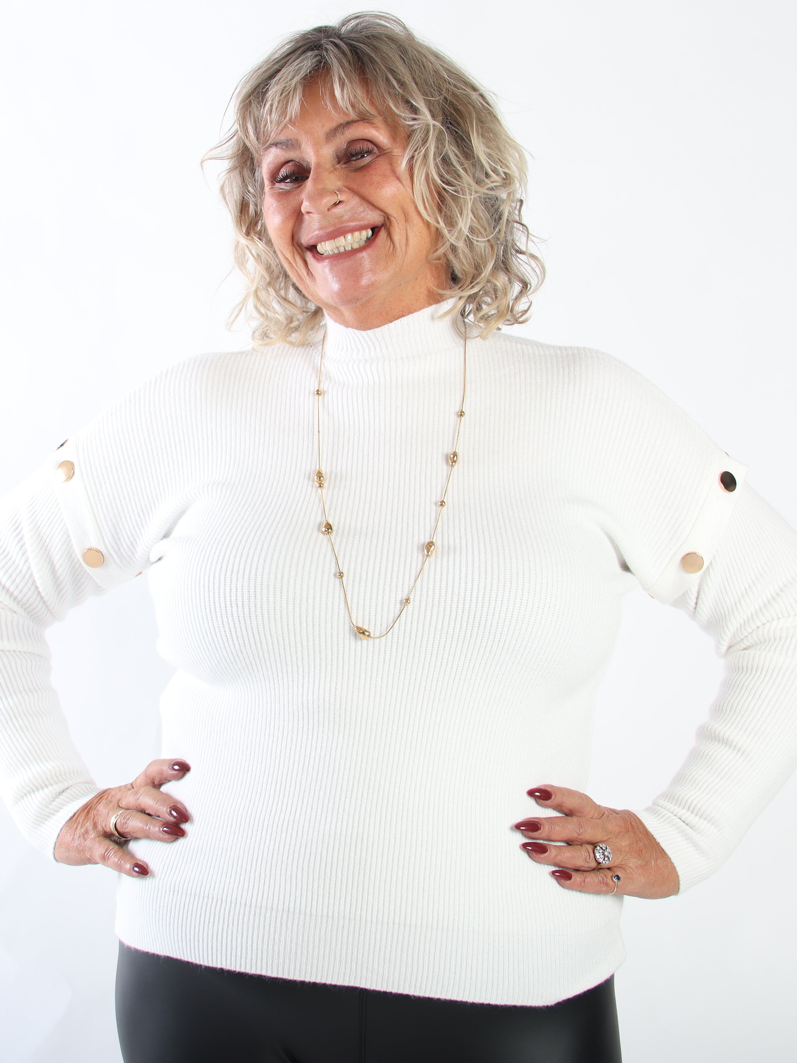 Wren - Mjuk ribbstickad tröja i plus size med hög hals och eleganta guldfärgade dekorationsknappar