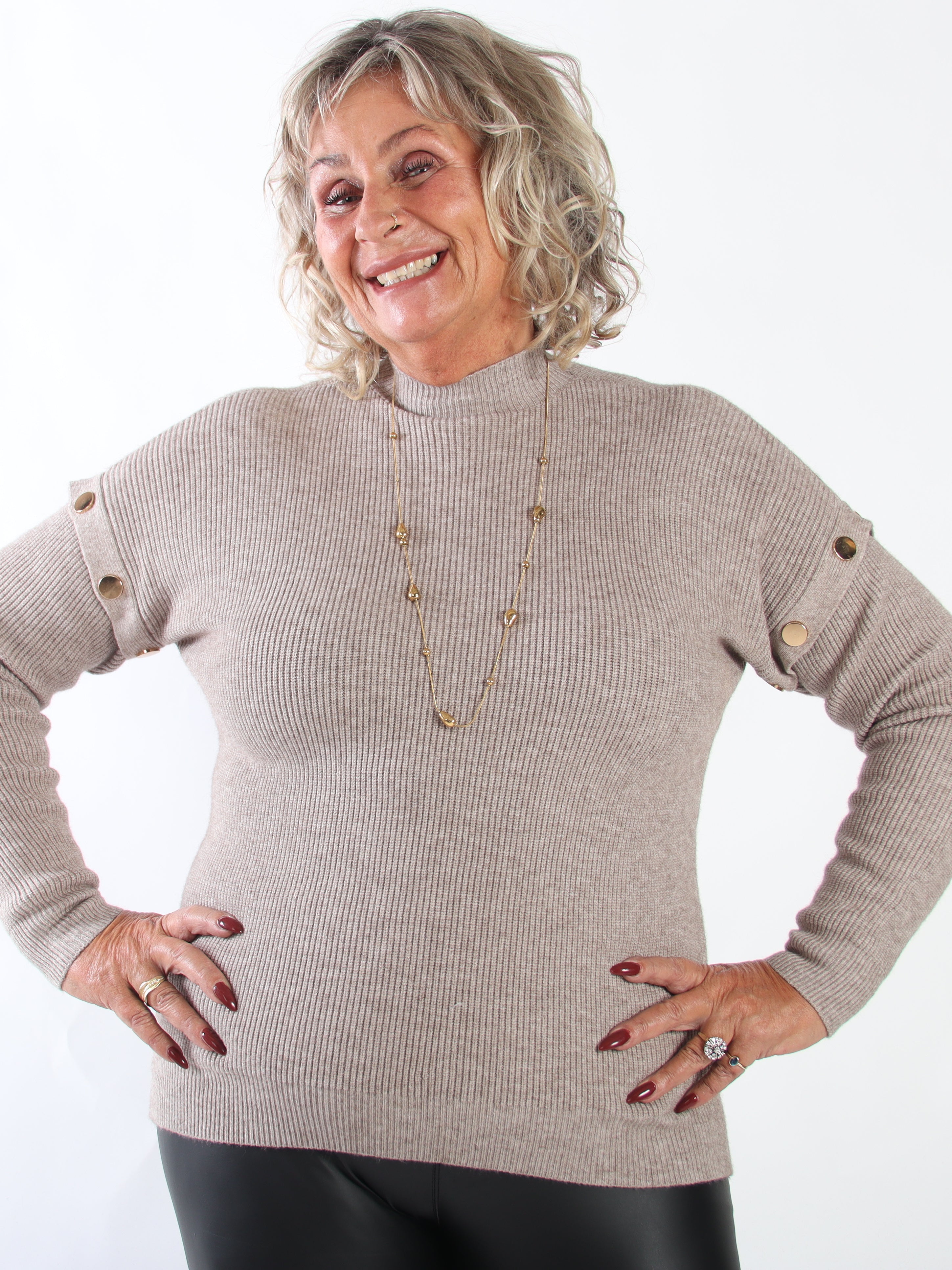 Wren - Mjuk ribbstickad tröja i plus size med hög hals och eleganta guldfärgade dekorationsknappar
