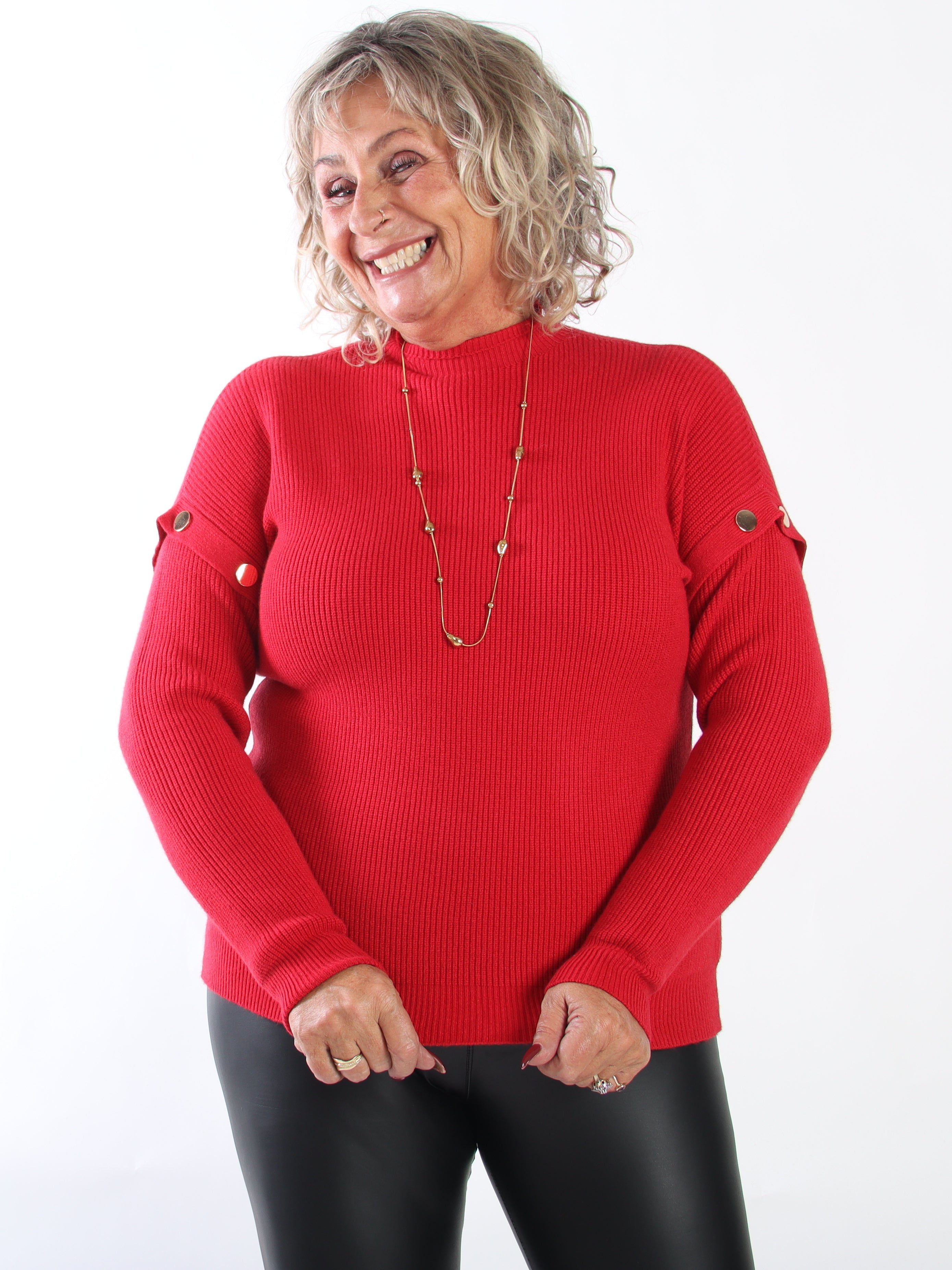 Wren - Mjuk ribbstickad tröja i plus size med hög hals och eleganta guldfärgade dekorationsknappar