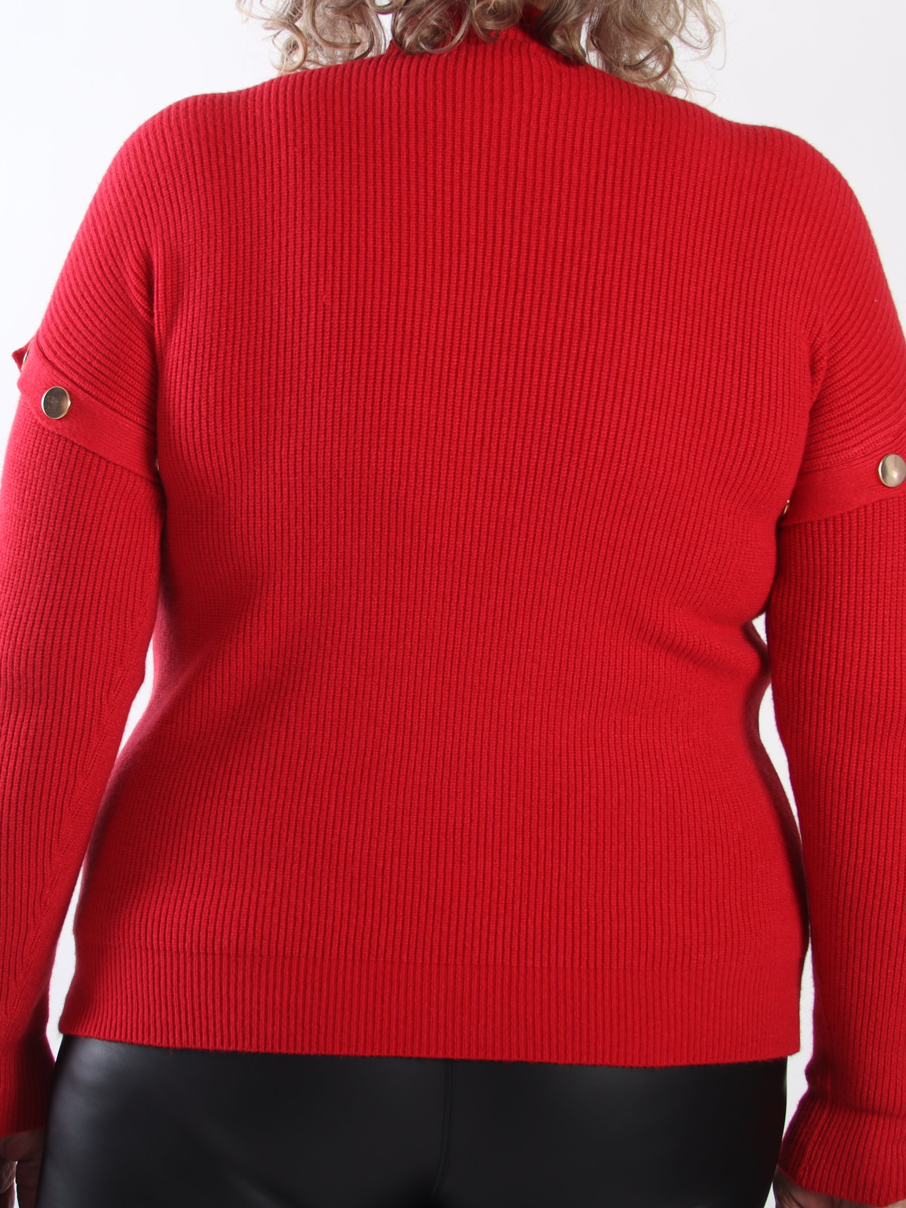 Wren - Mjuk ribbstickad tröja i plus size med hög hals och eleganta guldfärgade dekorationsknappar