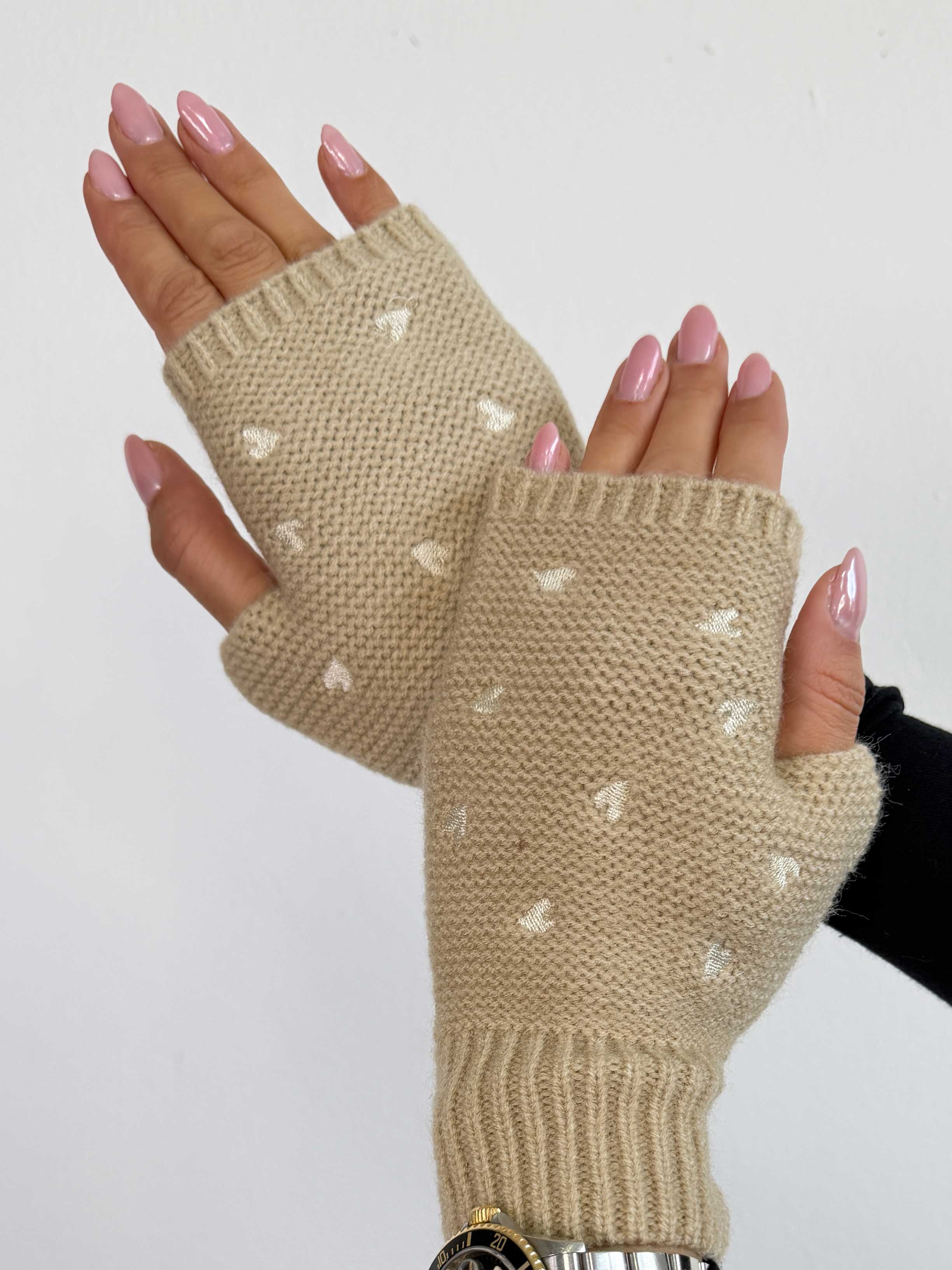 Xenia - Søde handsker med små hjerter på