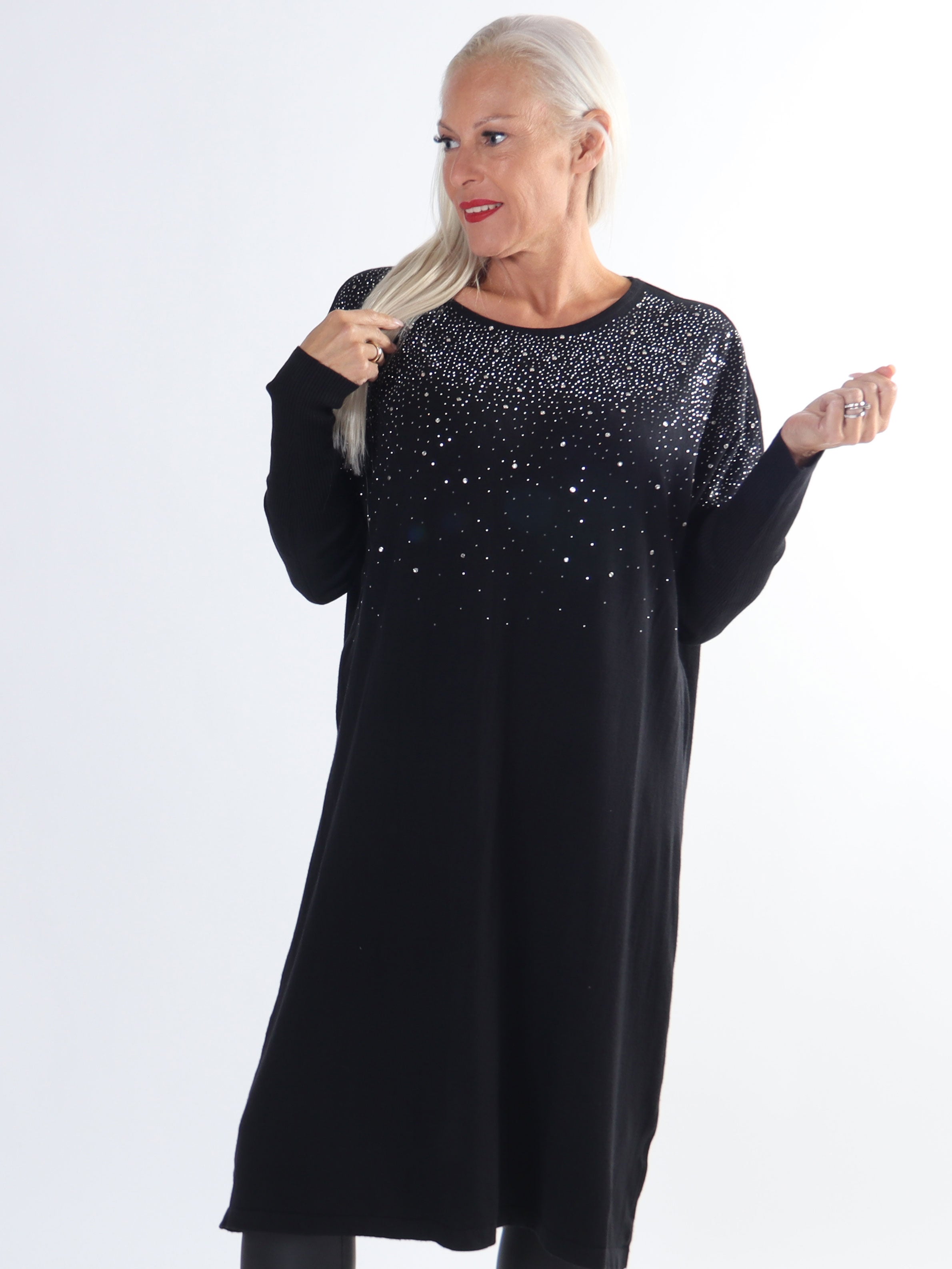 Yasha - Mjuk stickad plus size klänning i elastiskt tyg utsmyckad med strass