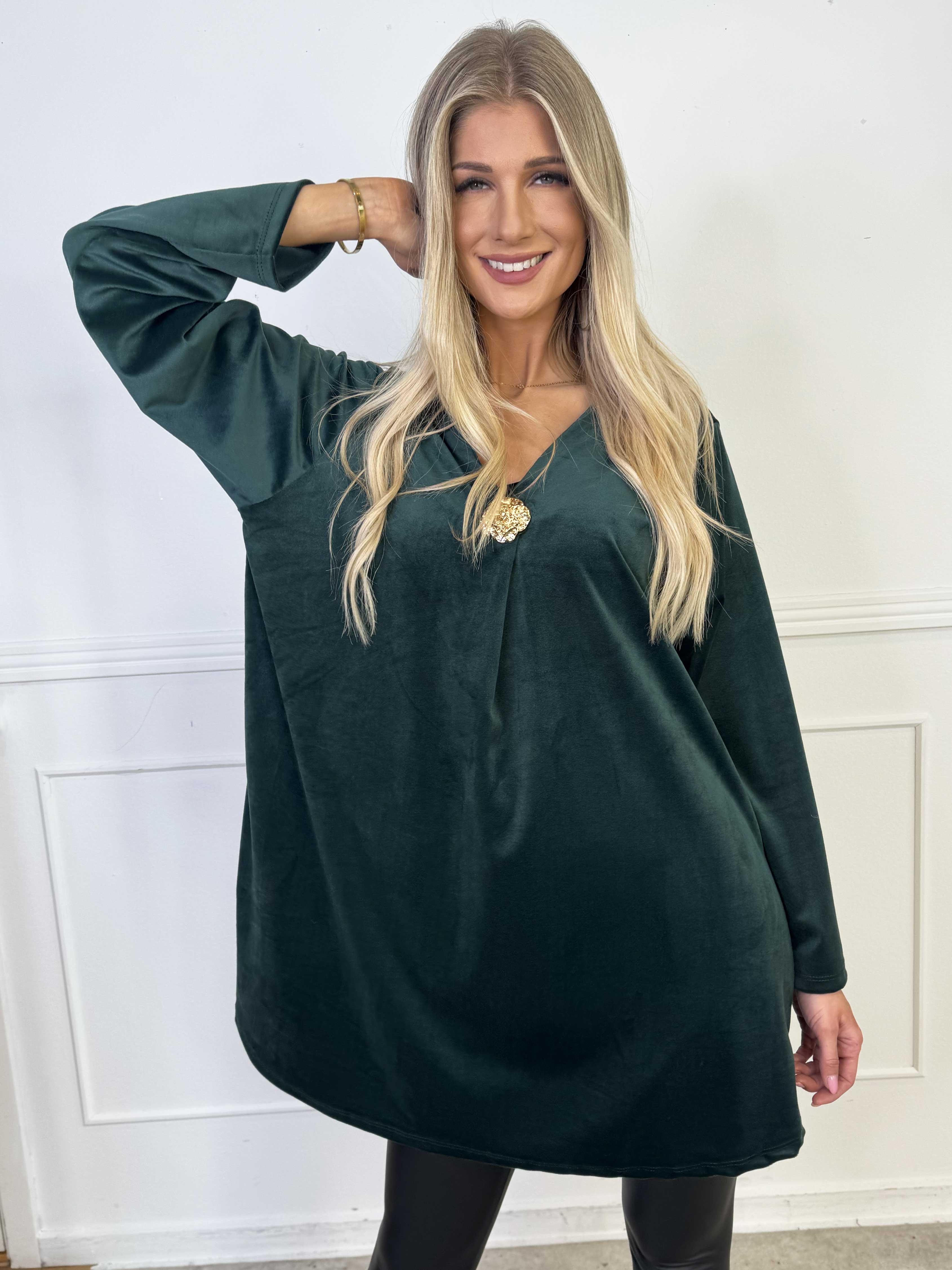 Ylva - Blød tunikakjole i velour med guld broche