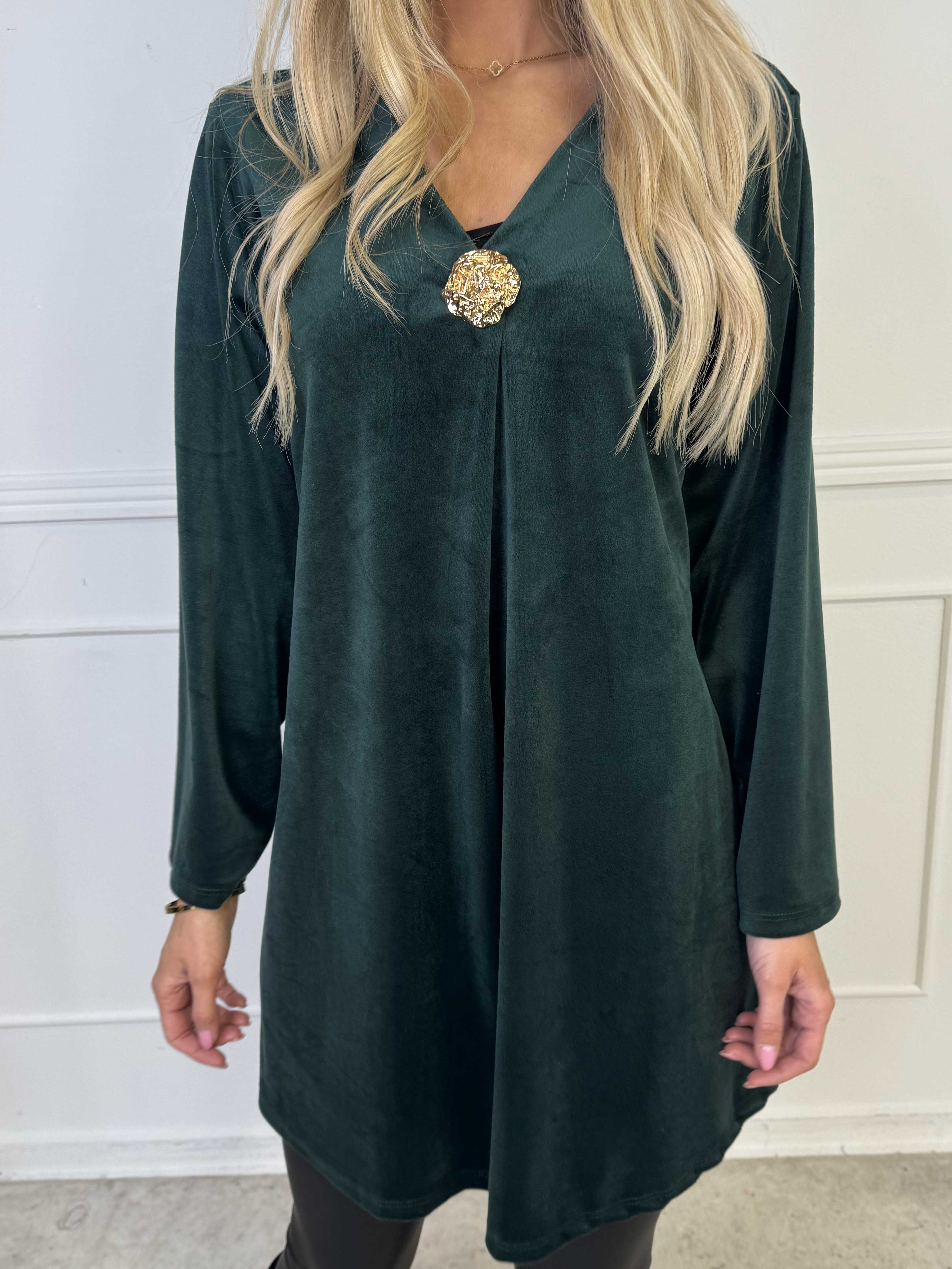 Ylva - Blød tunikakjole i velour med guld broche