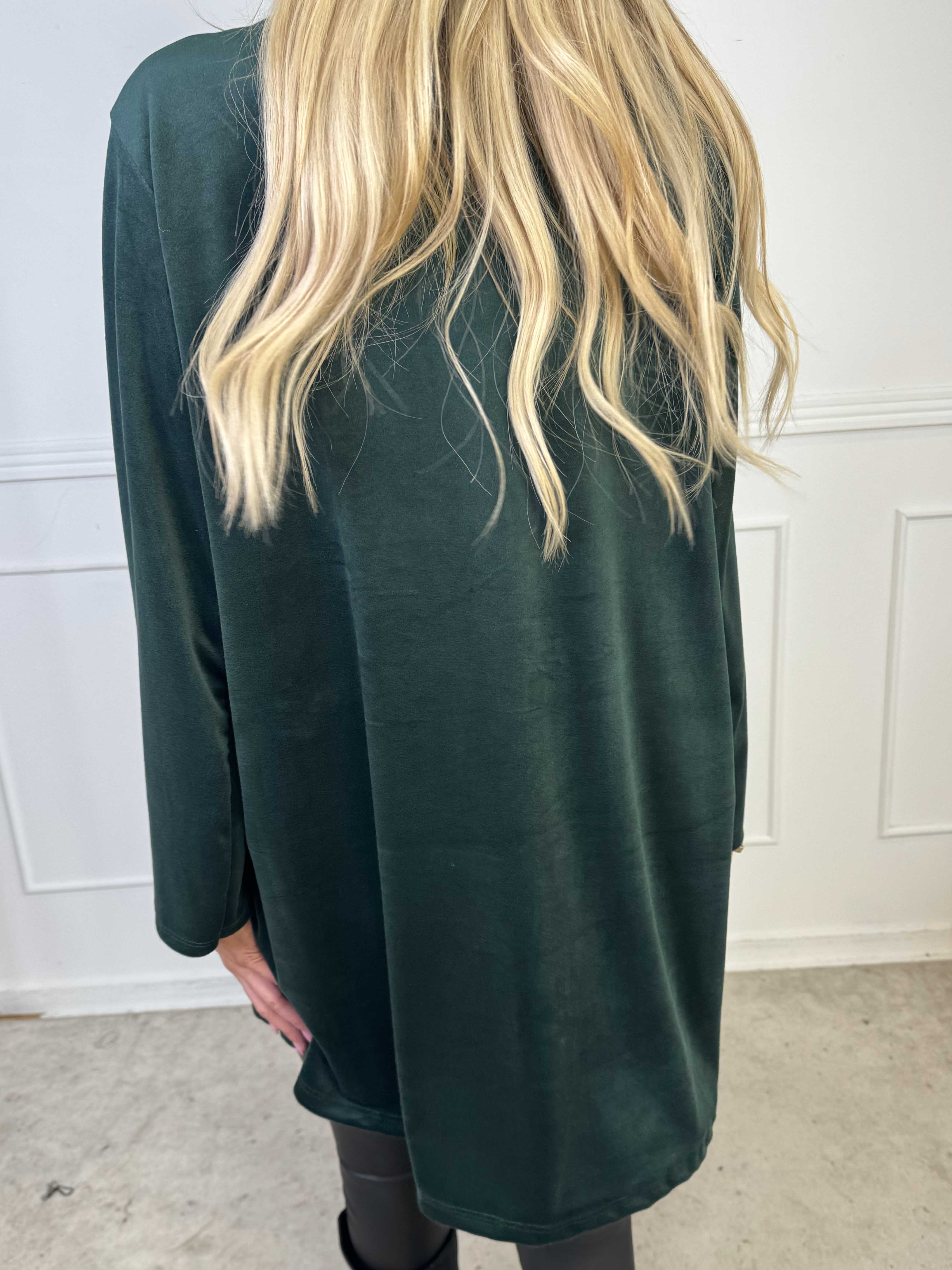 Ylva - Blød tunikakjole i velour med guld broche