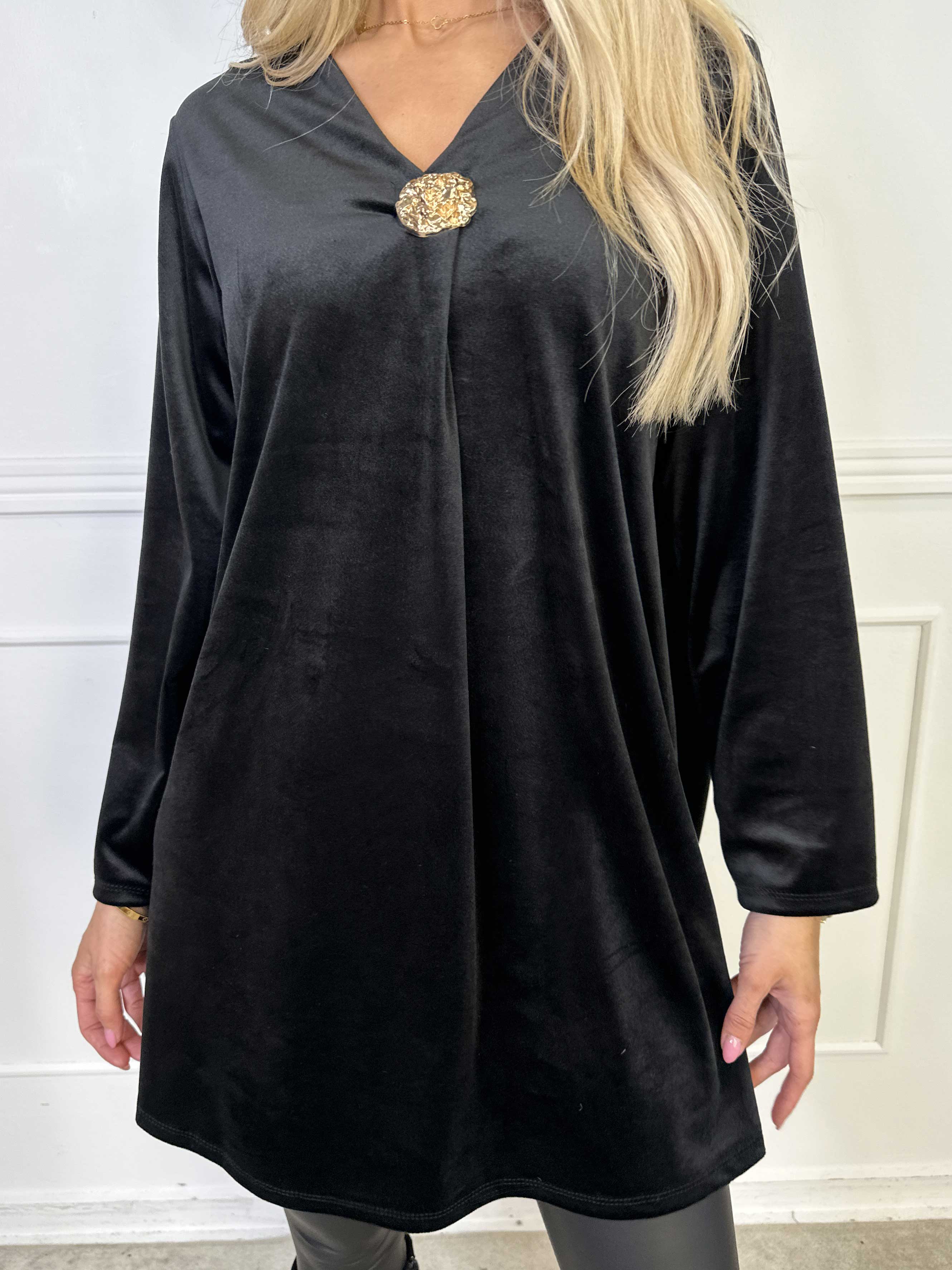 Ylva - Blød tunikakjole i velour med guld broche