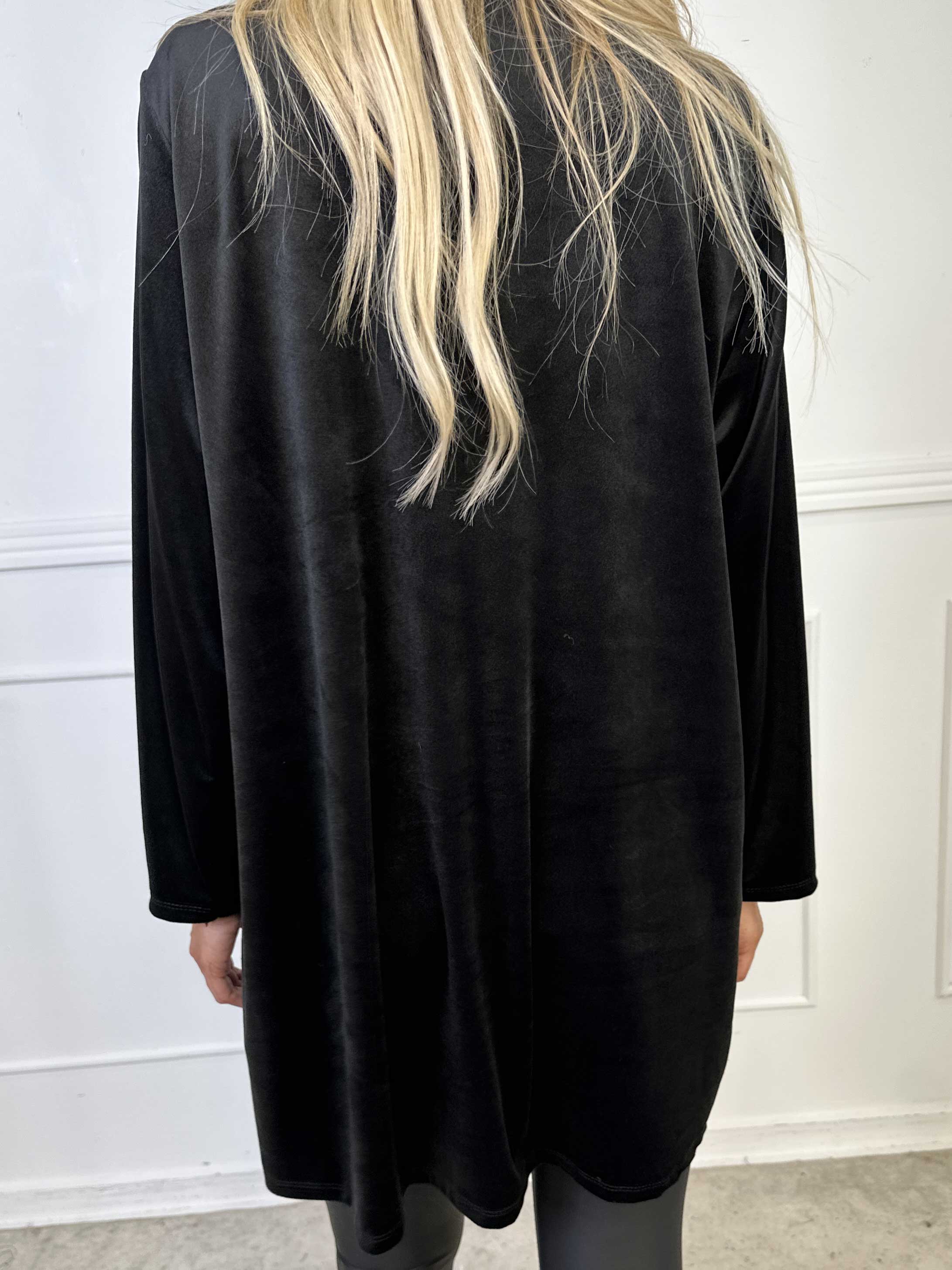 Ylva - Blød tunikakjole i velour med guld broche