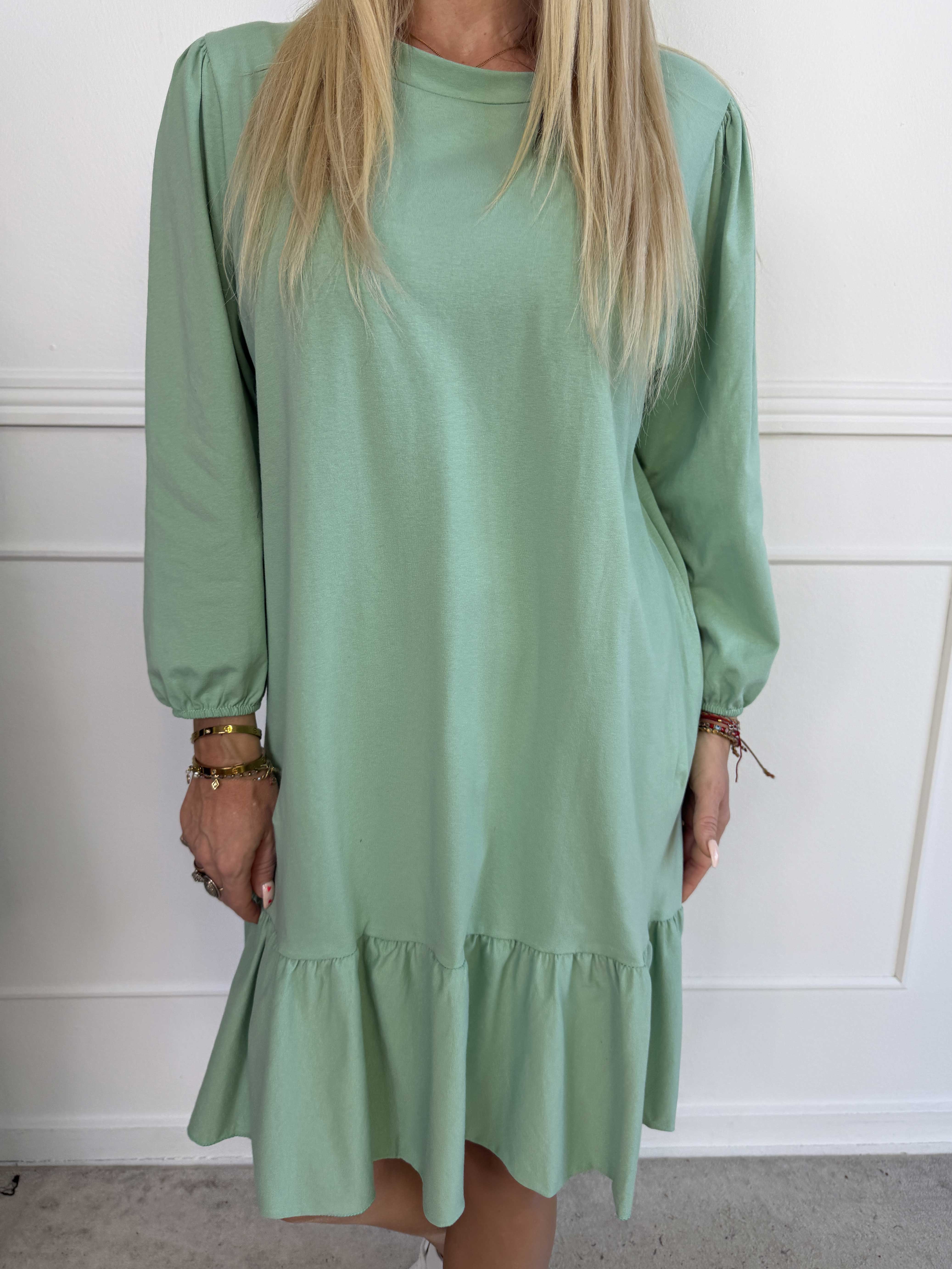 Zafira - Joggingkjole i bomuld med sød flæsekant