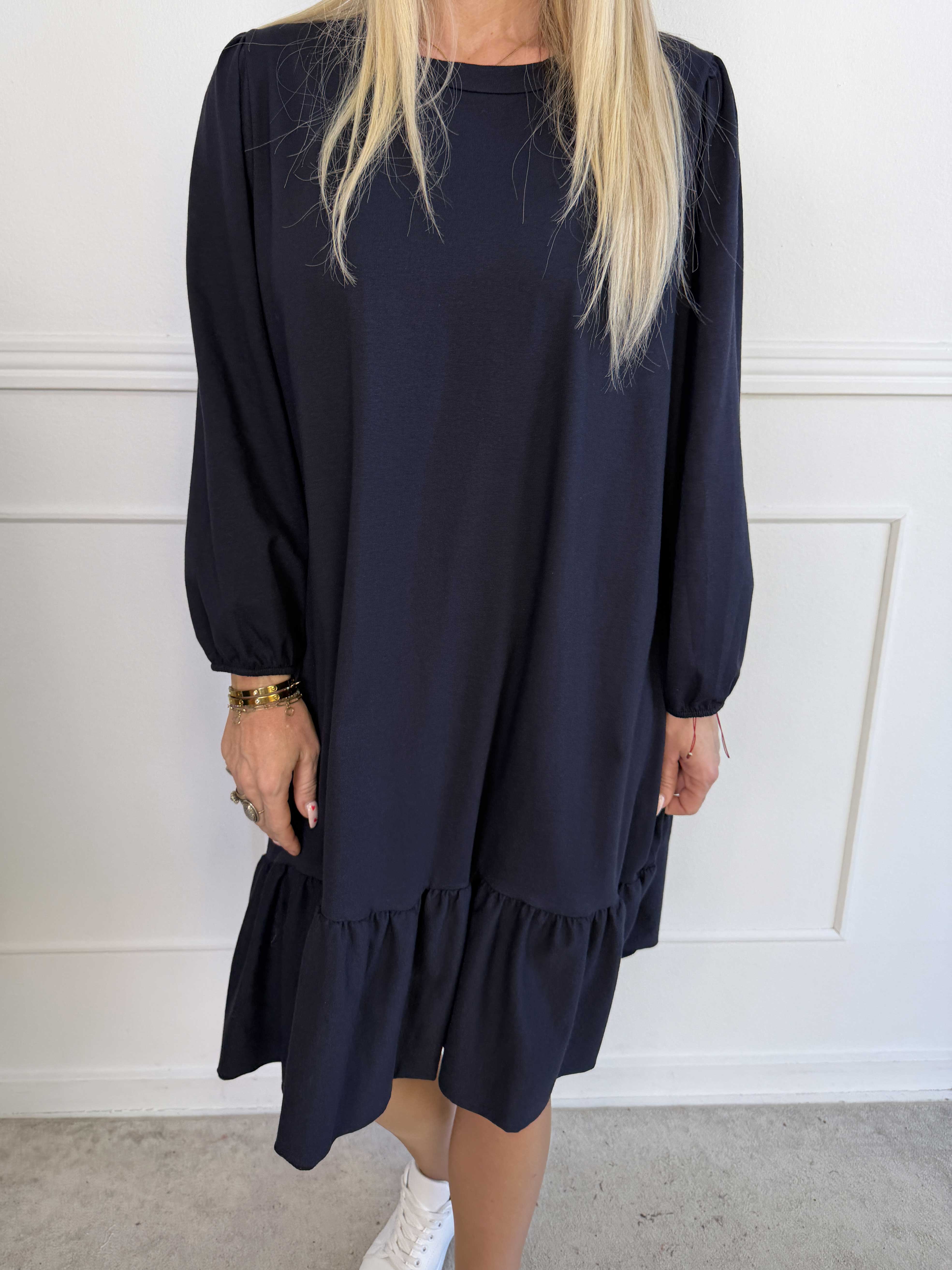 Zafira - Joggingkjole i bomuld med sød flæsekant