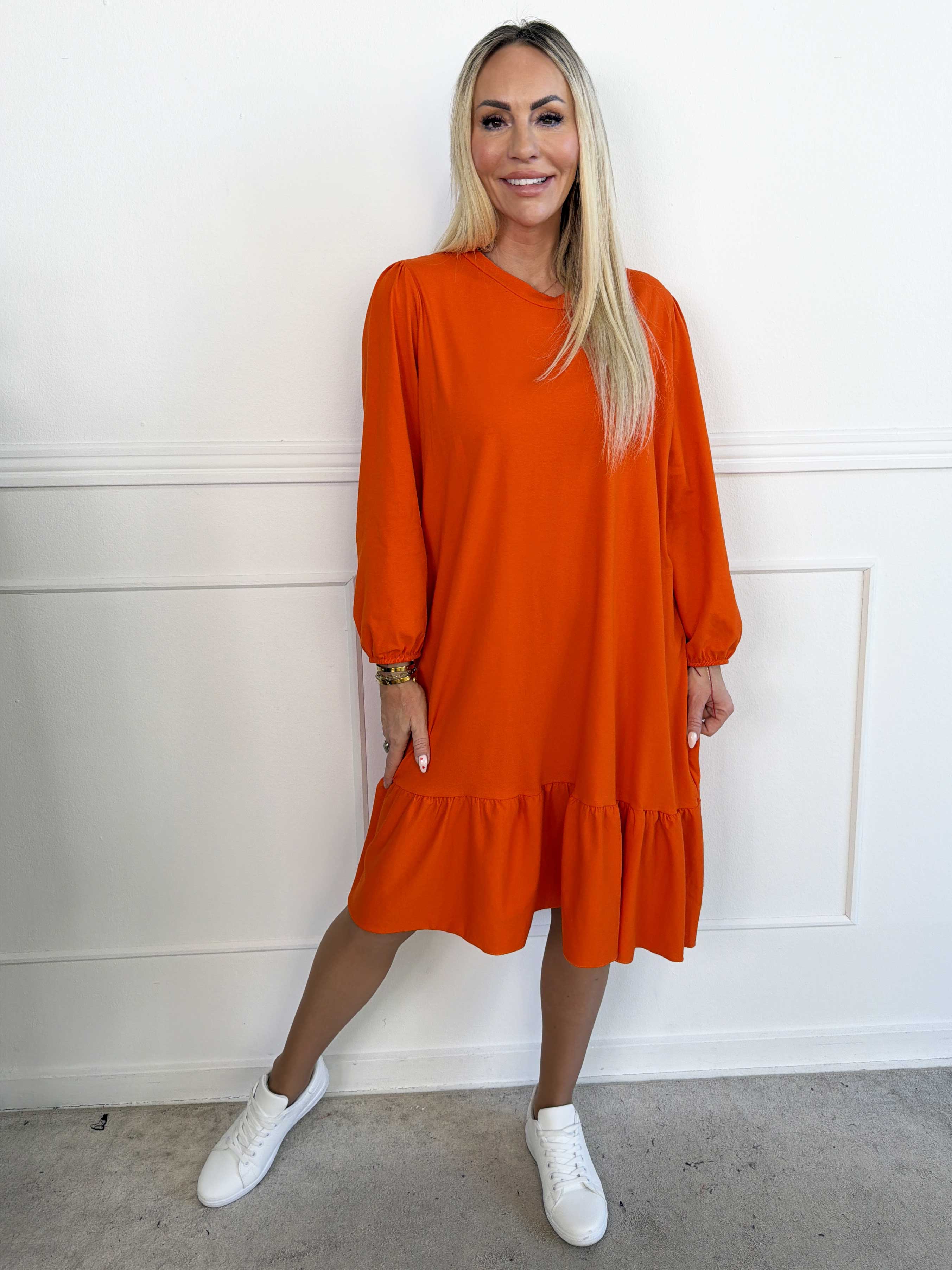 Zafira - Joggingkjole i bomuld med sød flæsekant