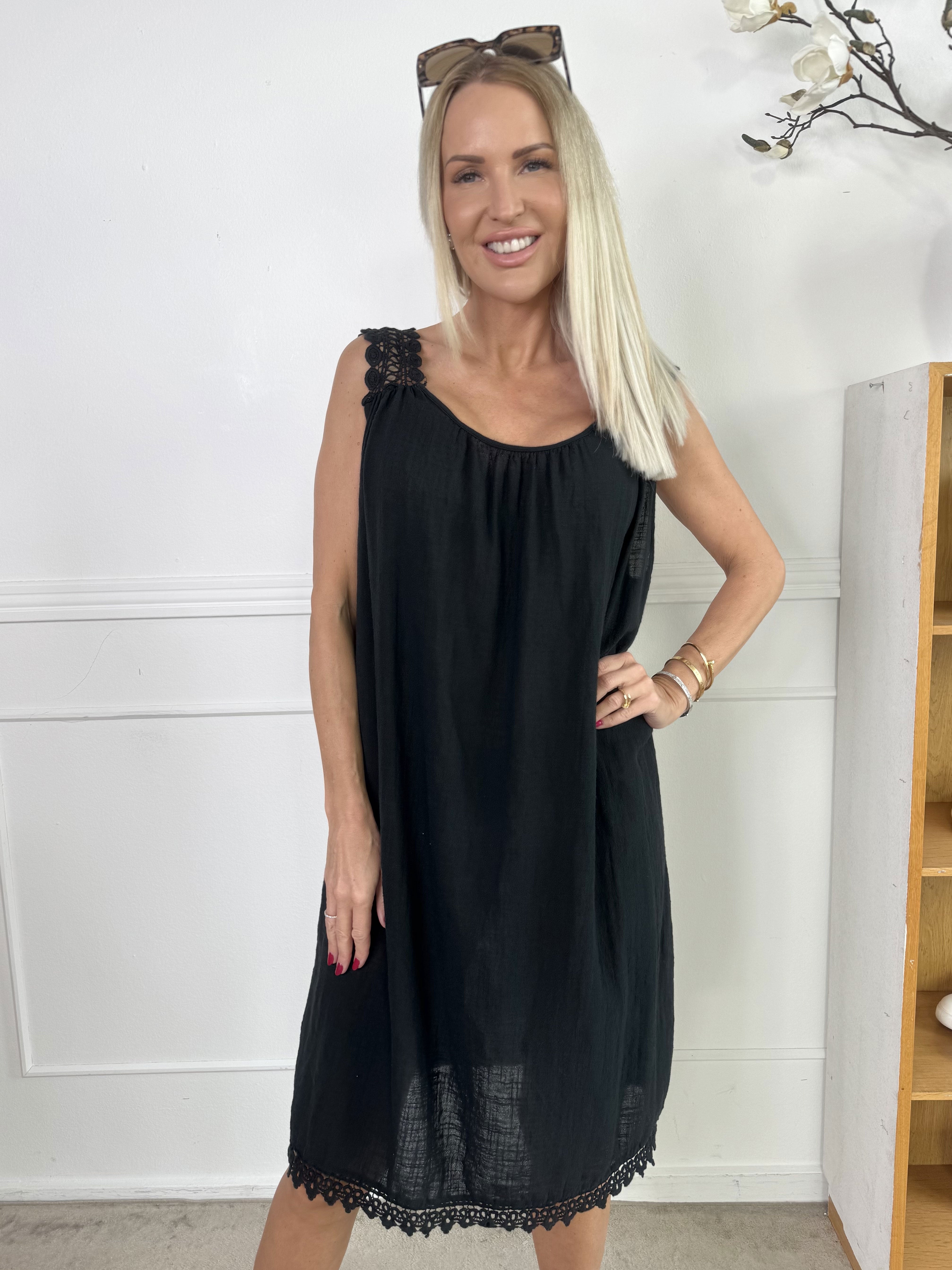 Zella - Söt sommarklänning i bomull med broderade axelband