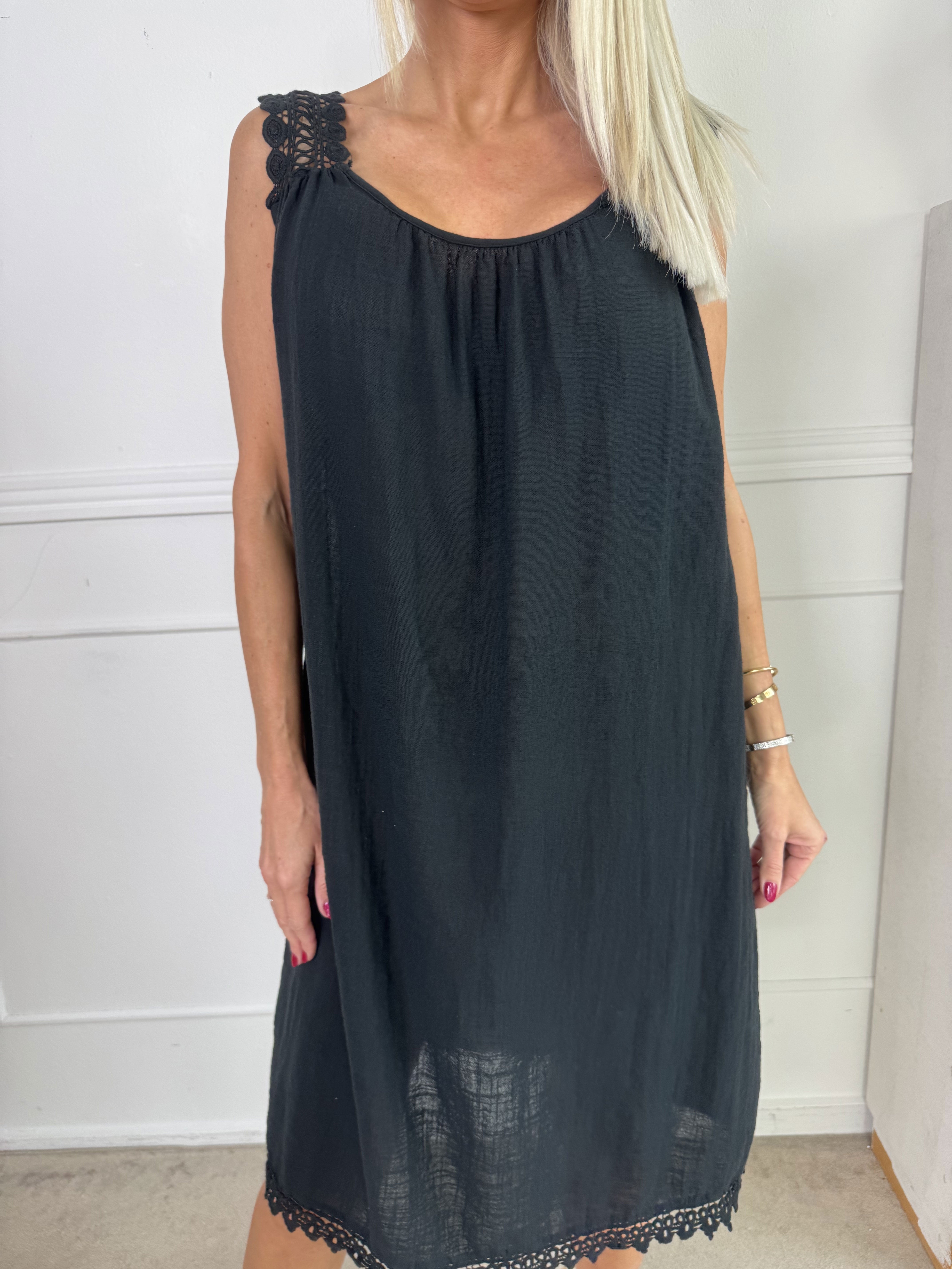 Zella - Söt sommarklänning i bomull med broderade axelband