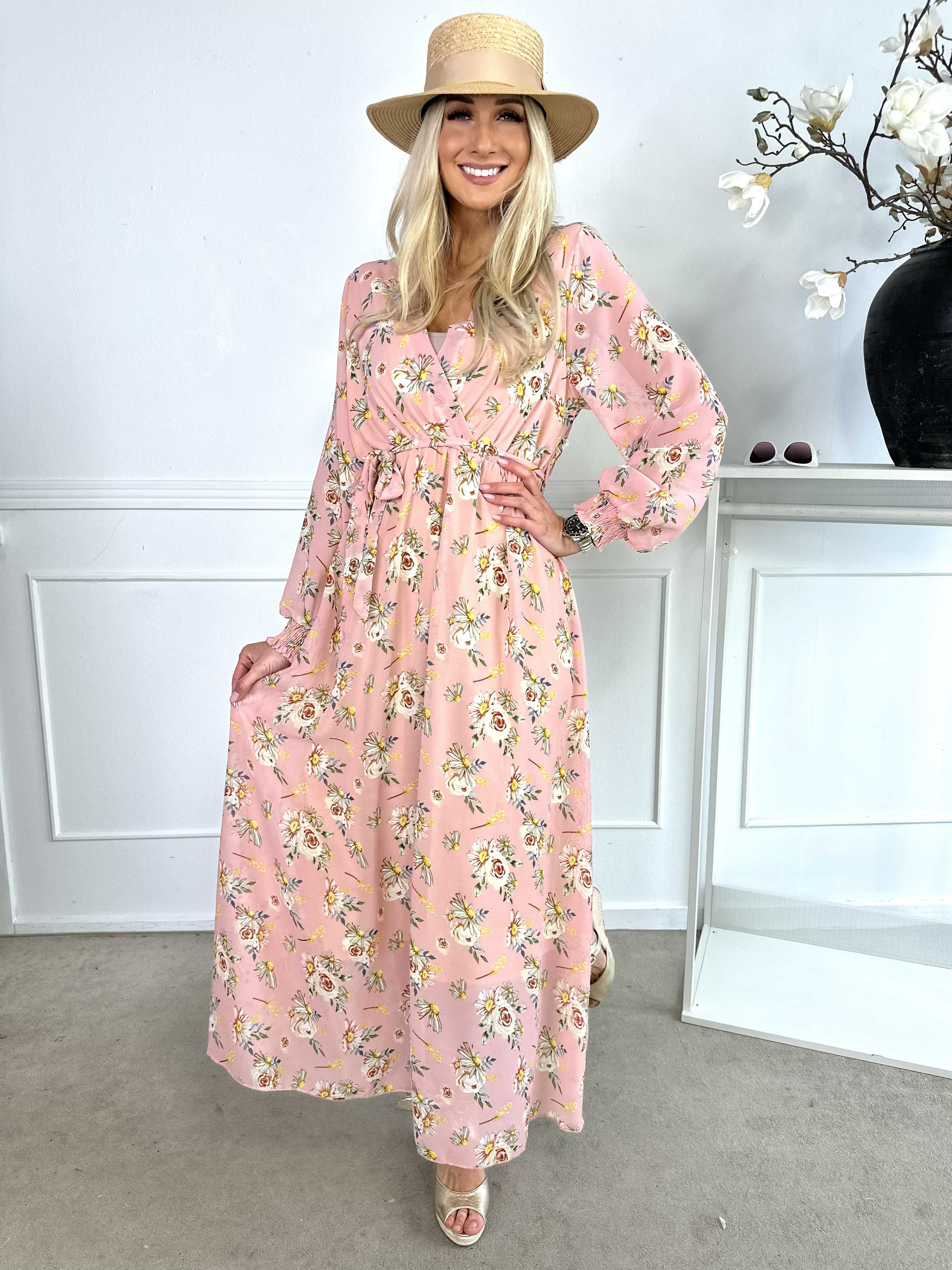 Zola - Långklänning med blommor och halvgenomskinliga ärmar