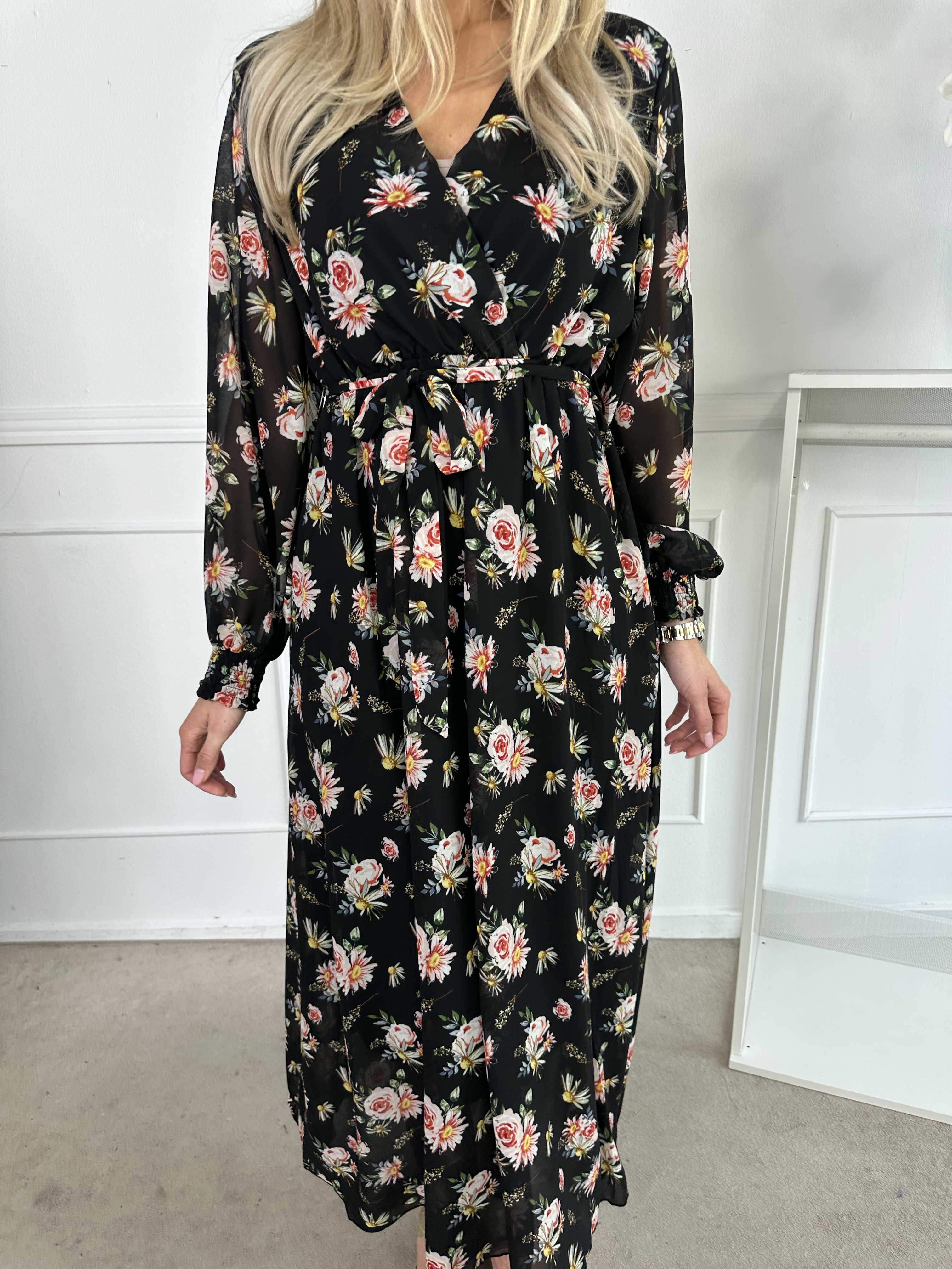 Zola - Långklänning med blommor och halvgenomskinliga ärmar