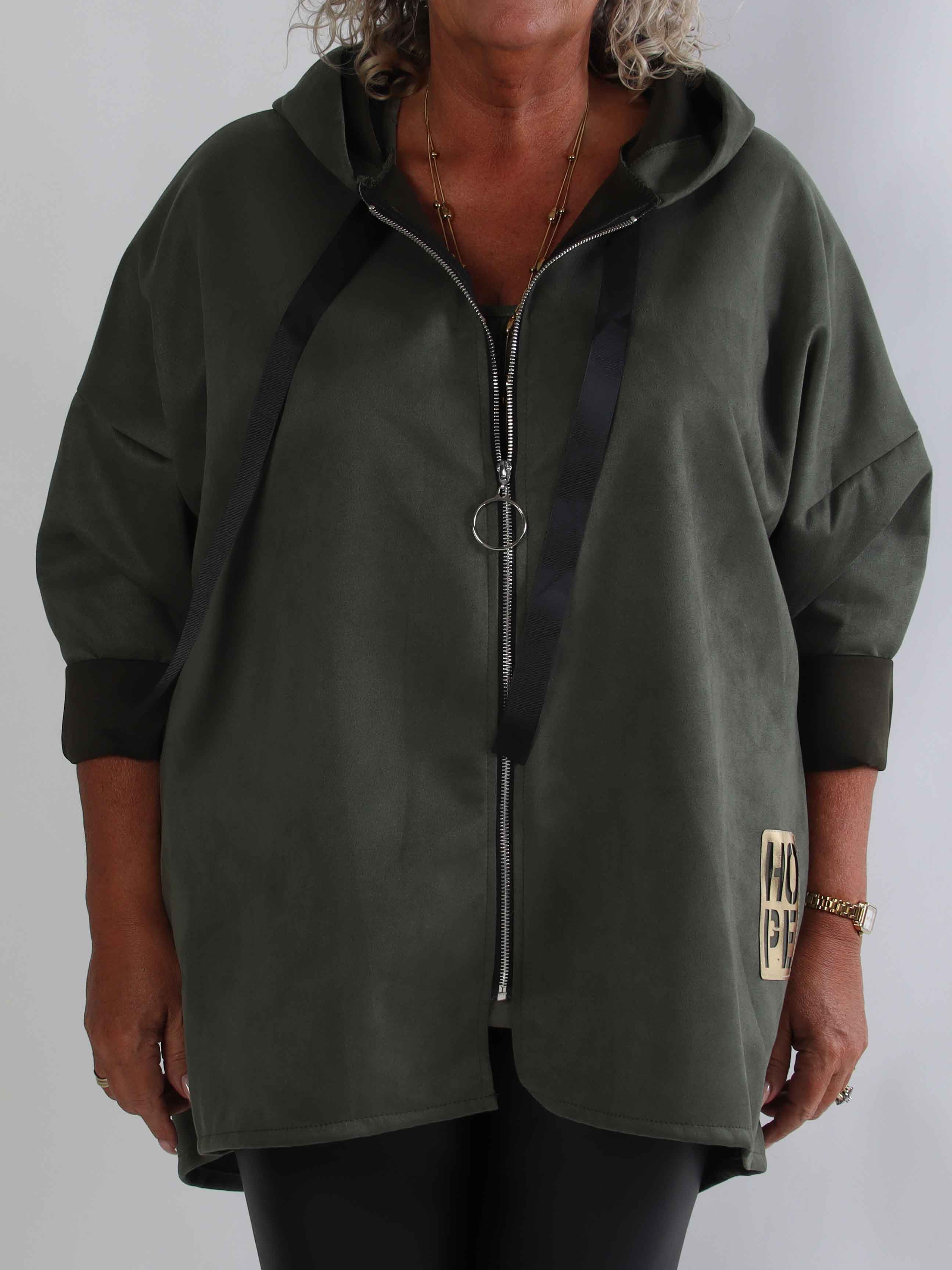 Abbelin - Plus size hættetrøje i blødt ruskindslook med guldmærke i siden