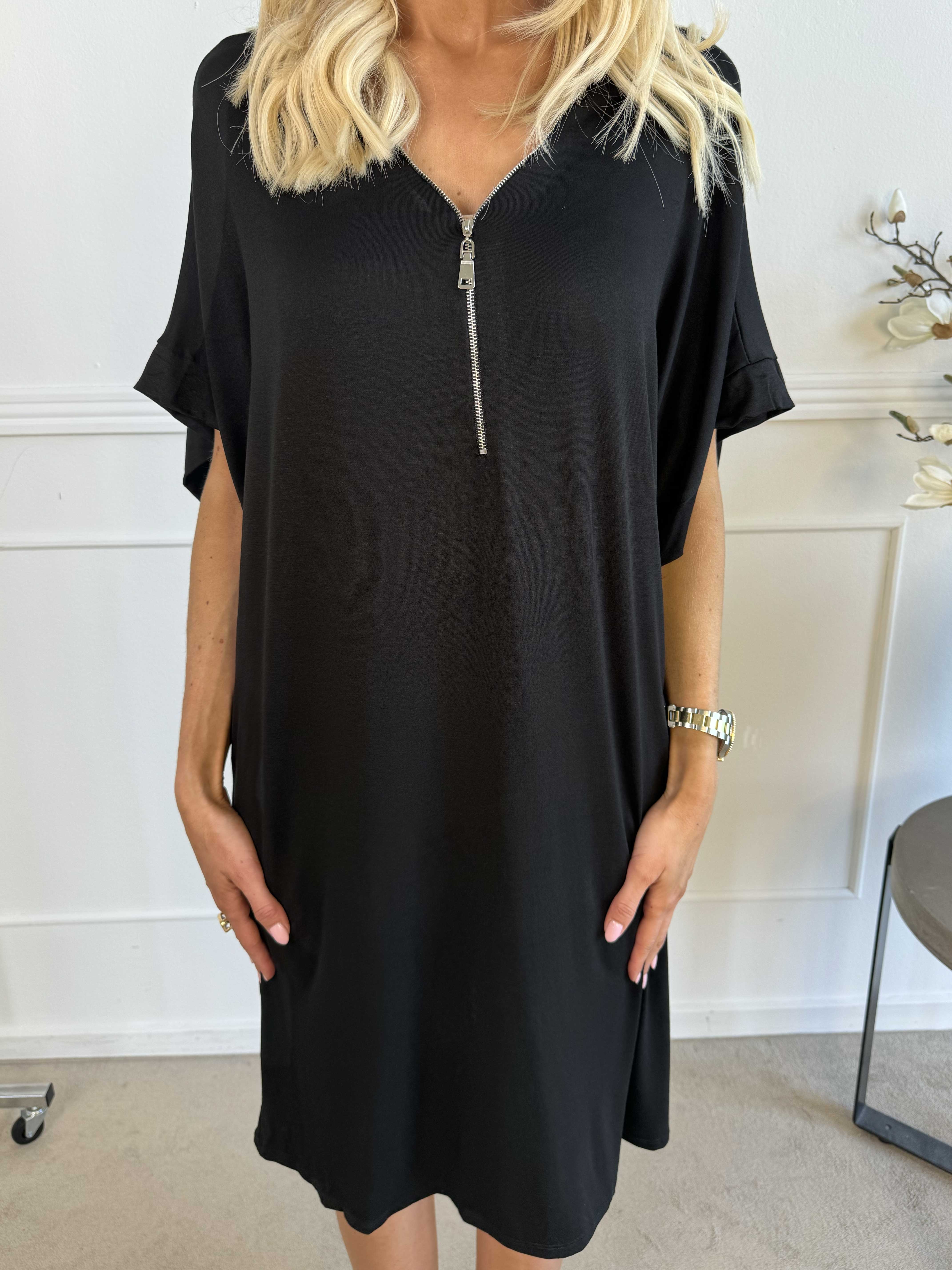 Adana - Söt tunika i viskos med dragkedja i halsringningen