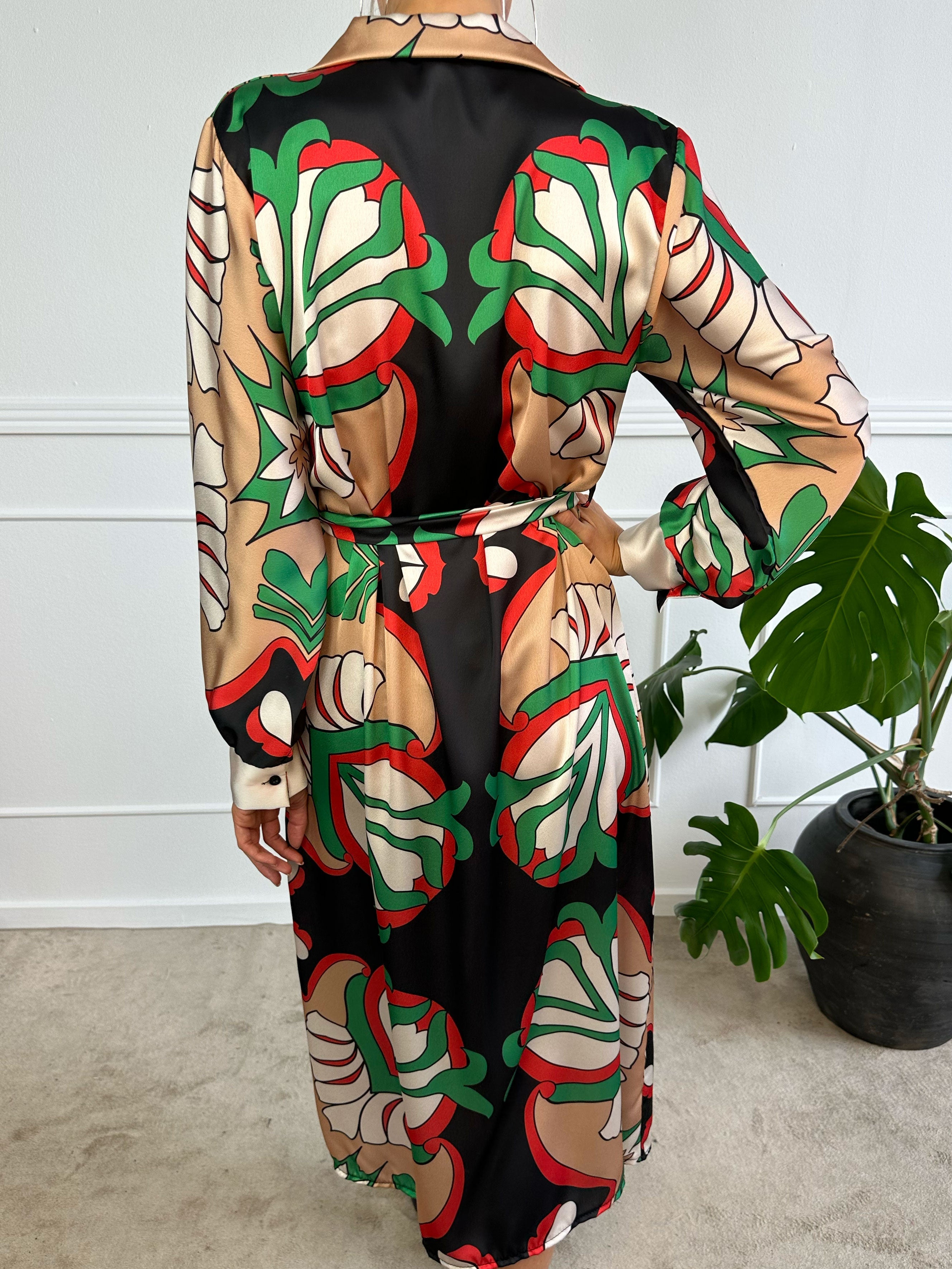 Amani - Lång klänning i silkeslook med knytband