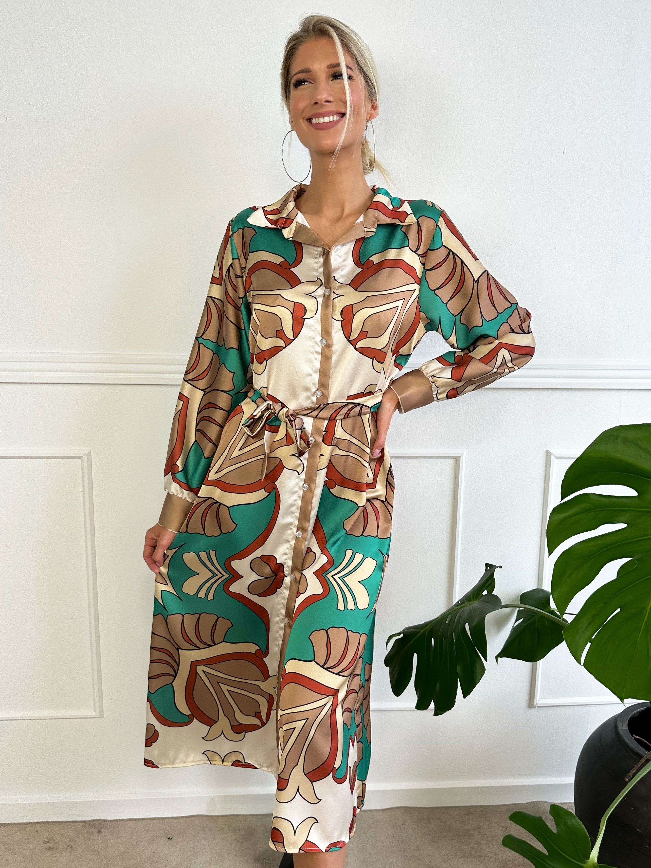 Amani - Lång klänning i silkeslook med knytband