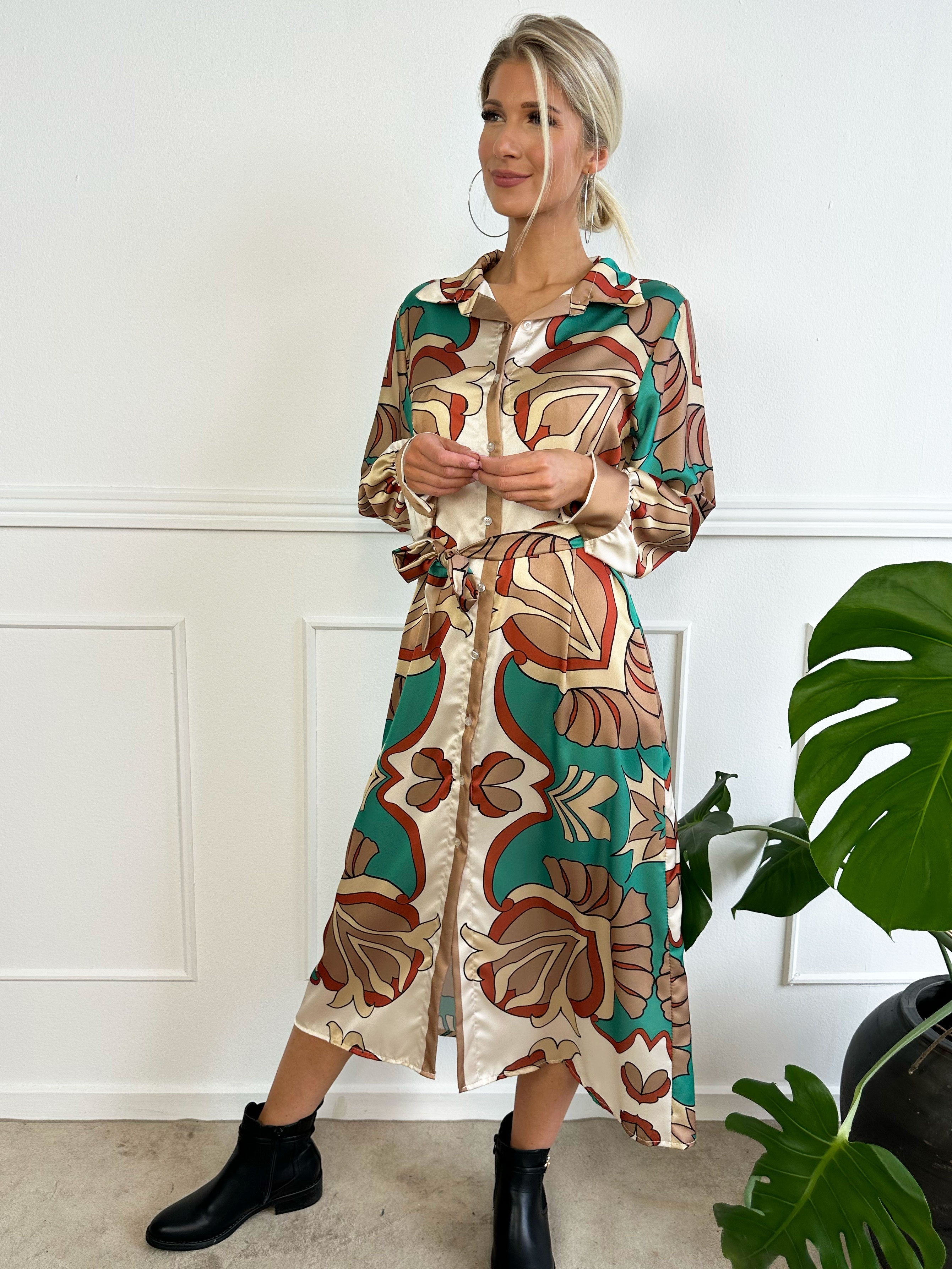 Amani - Lång klänning i silkeslook med knytband