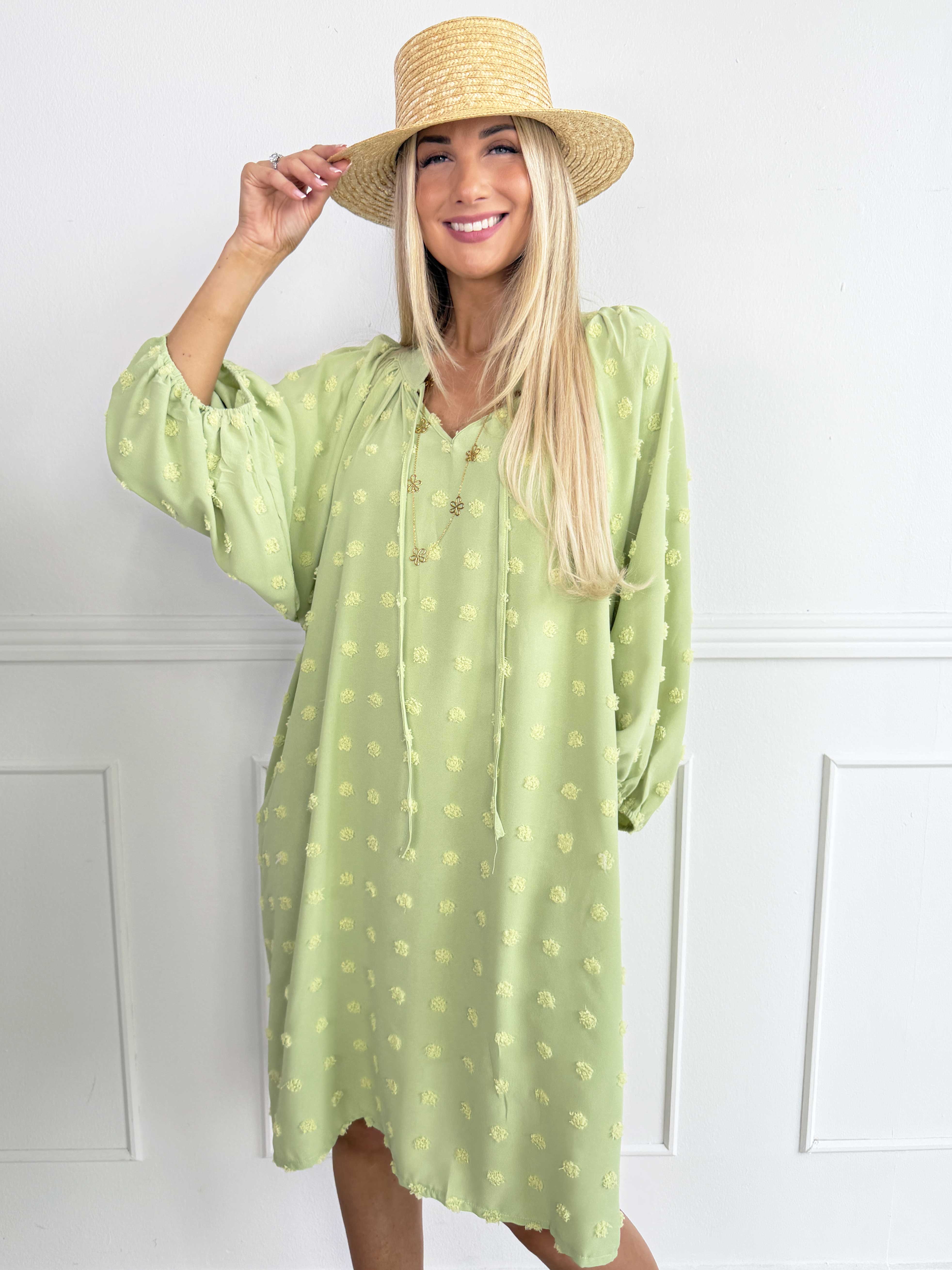 Amidala Romantic - Plus size klänning i viskos med vackra ballongärmar och prickiga detaljer
