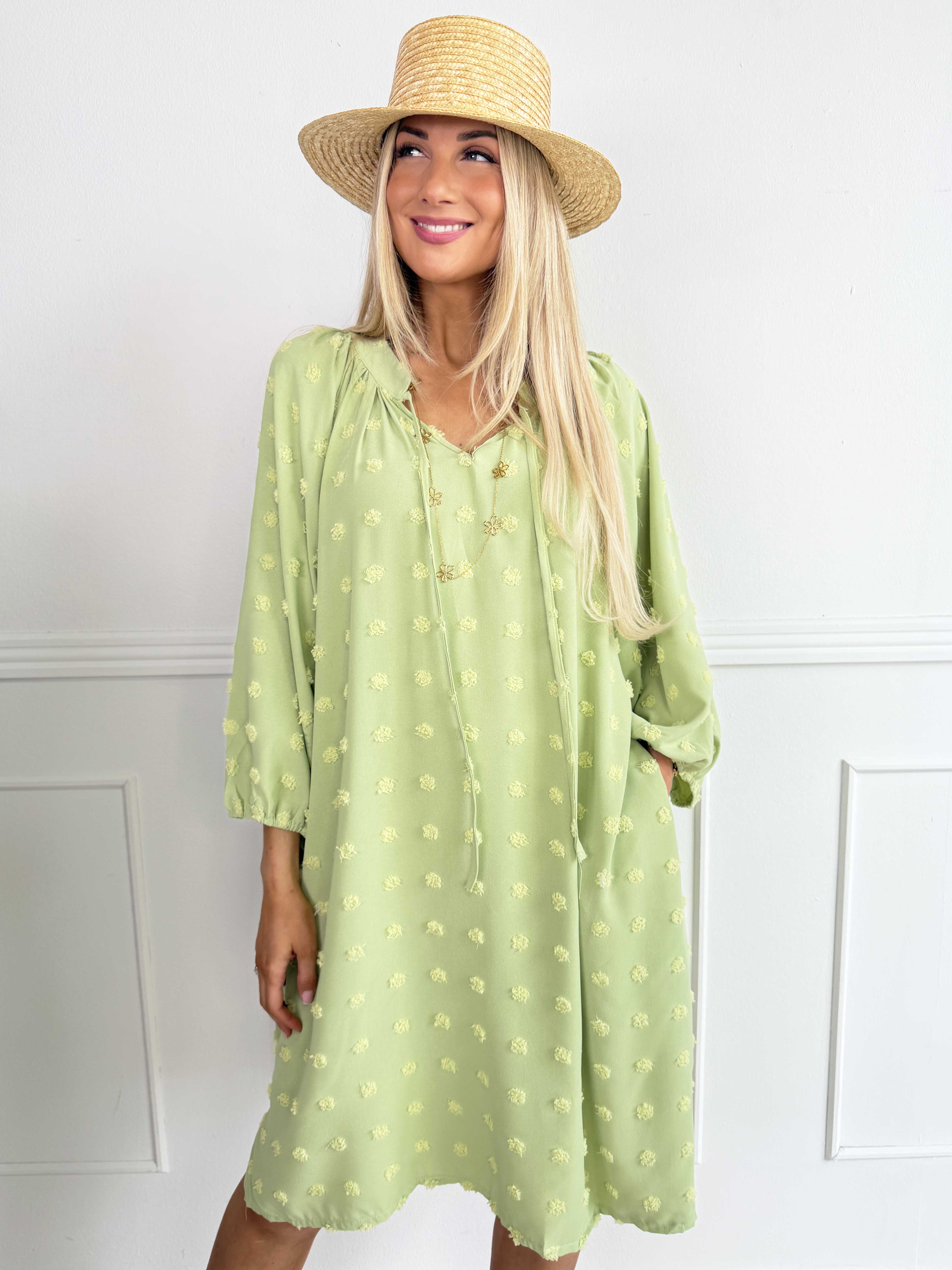 Amidala Romantic - Plus size klänning i viskos med vackra ballongärmar och prickiga detaljer