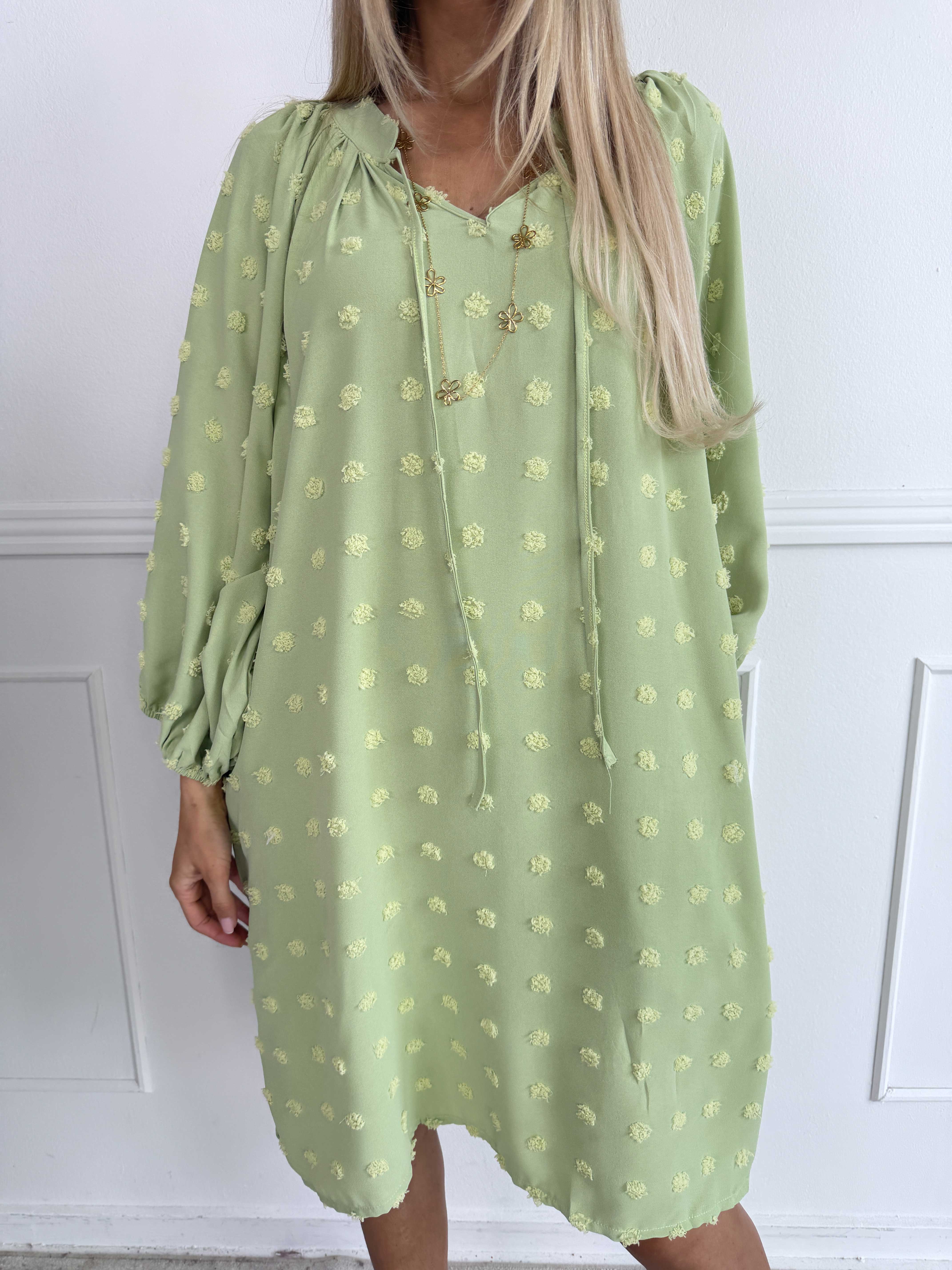 Amidala Romantic - Plus size klänning i viskos med vackra ballongärmar och prickiga detaljer