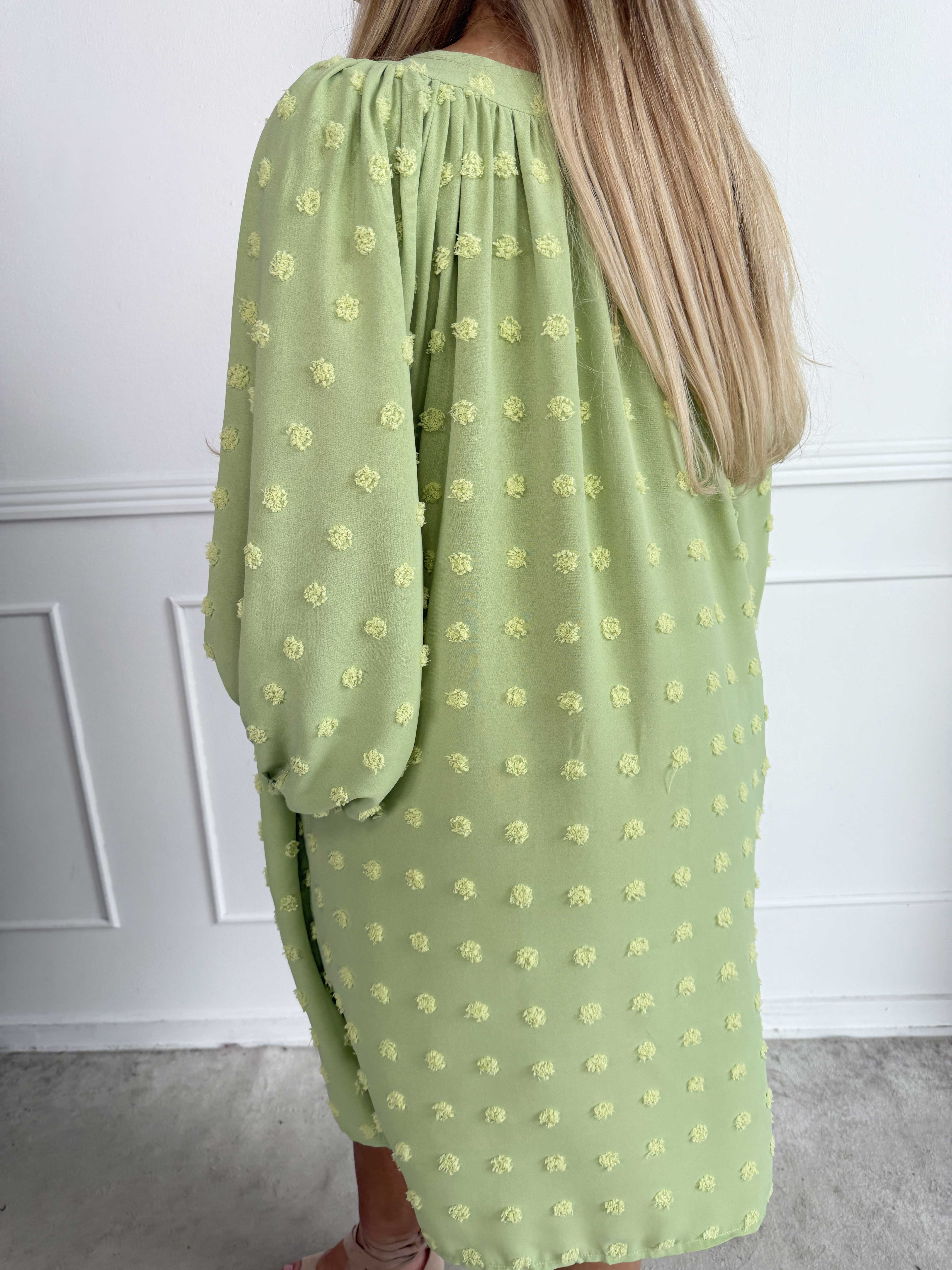 Amidala Romantic - Plus size klänning i viskos med vackra ballongärmar och prickiga detaljer