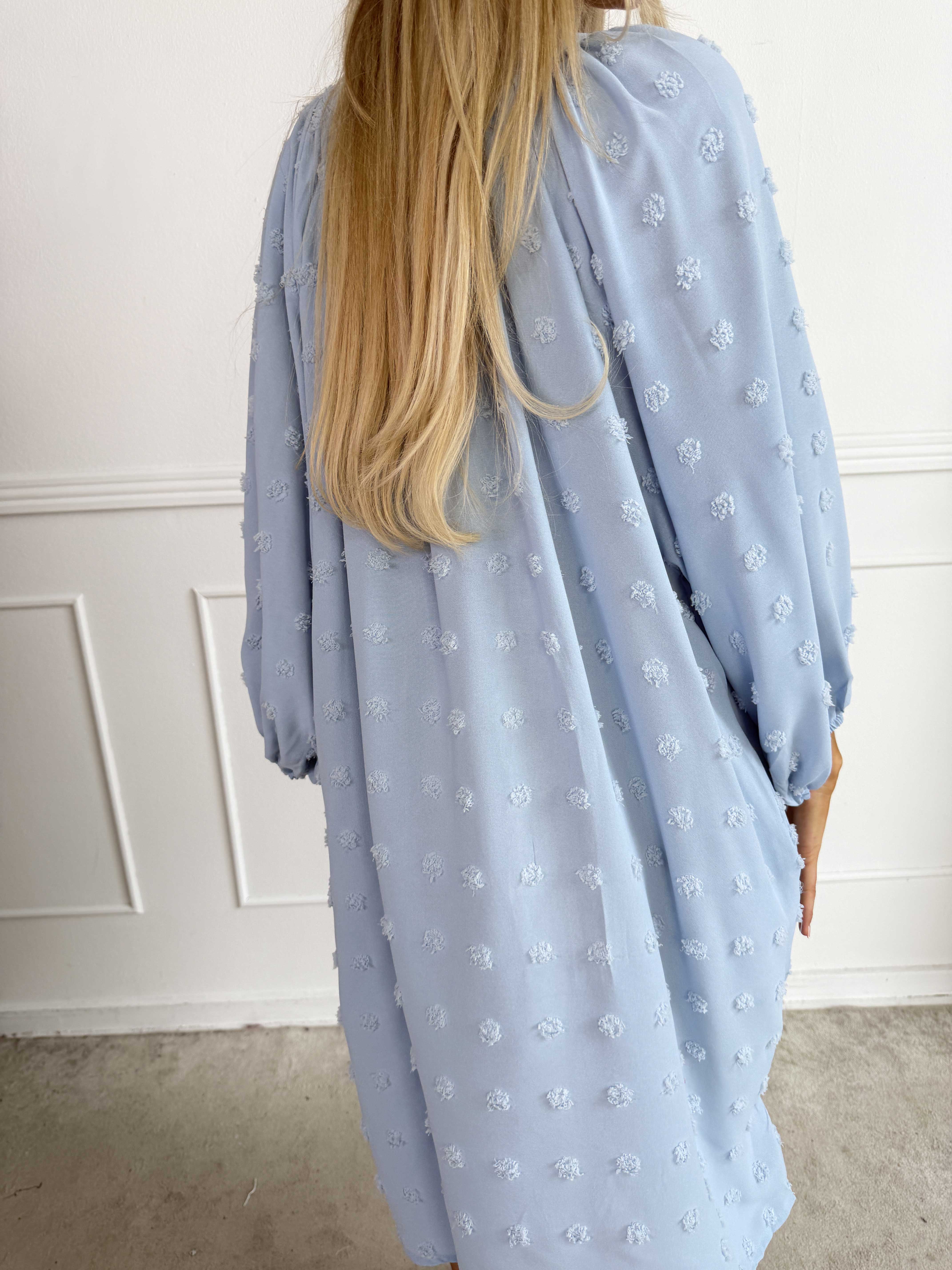 Amidala Romantic - Plus size klänning i viskos med vackra ballongärmar och prickiga detaljer