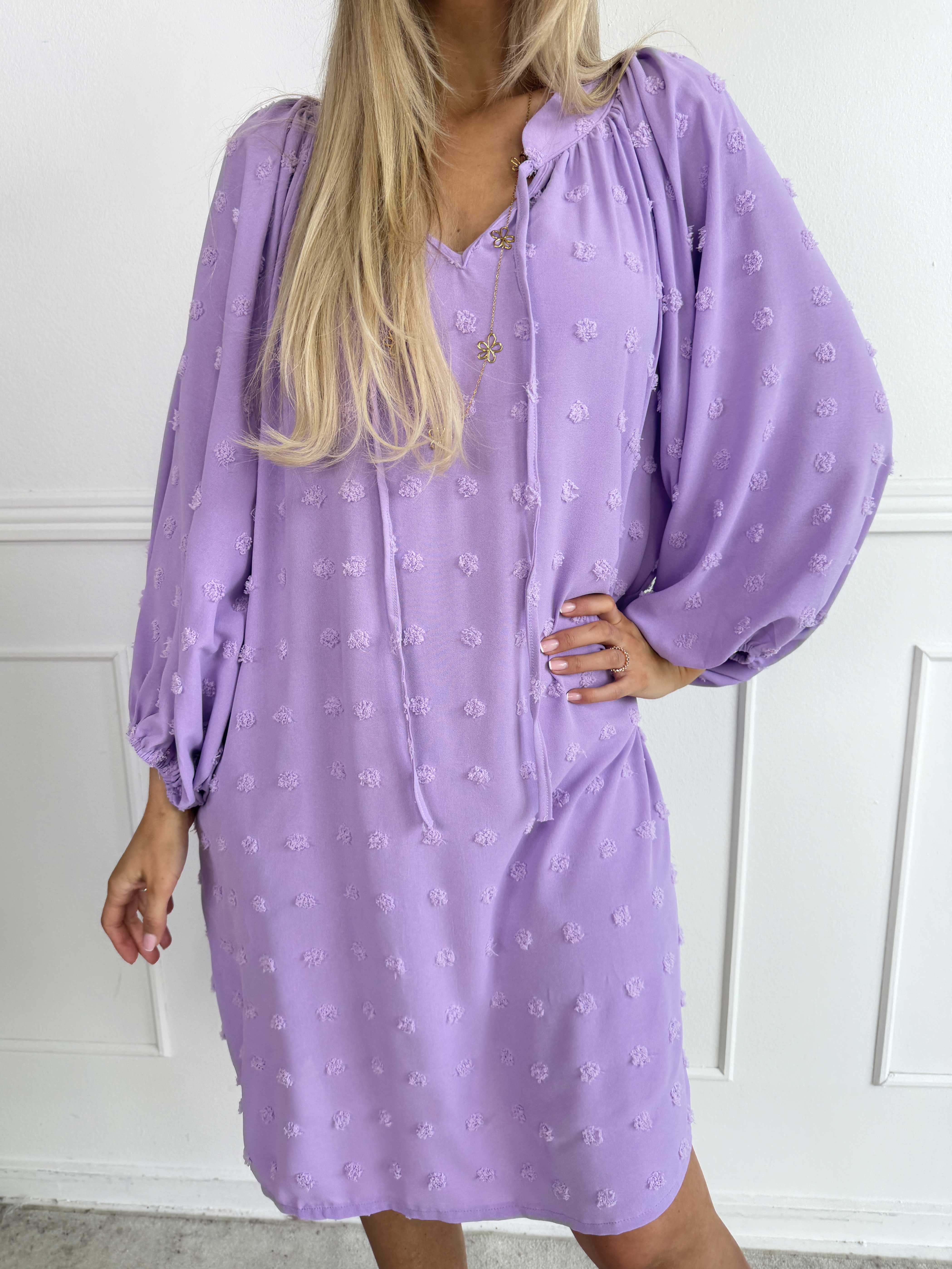 Amidala Romantic - Plus size klänning i viskos med vackra ballongärmar och prickiga detaljer
