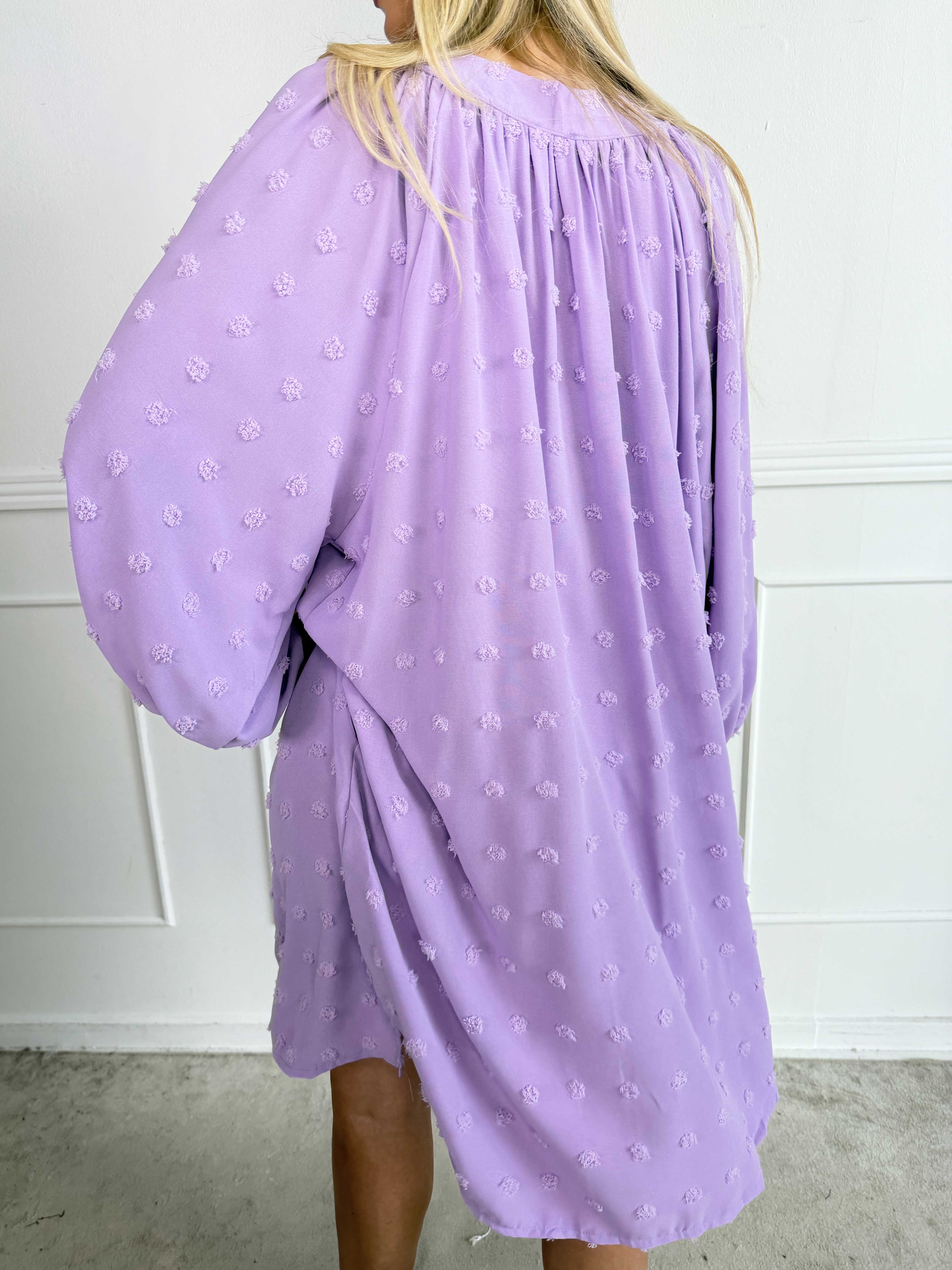 Amidala Romantic - Plus size klänning i viskos med vackra ballongärmar och prickiga detaljer