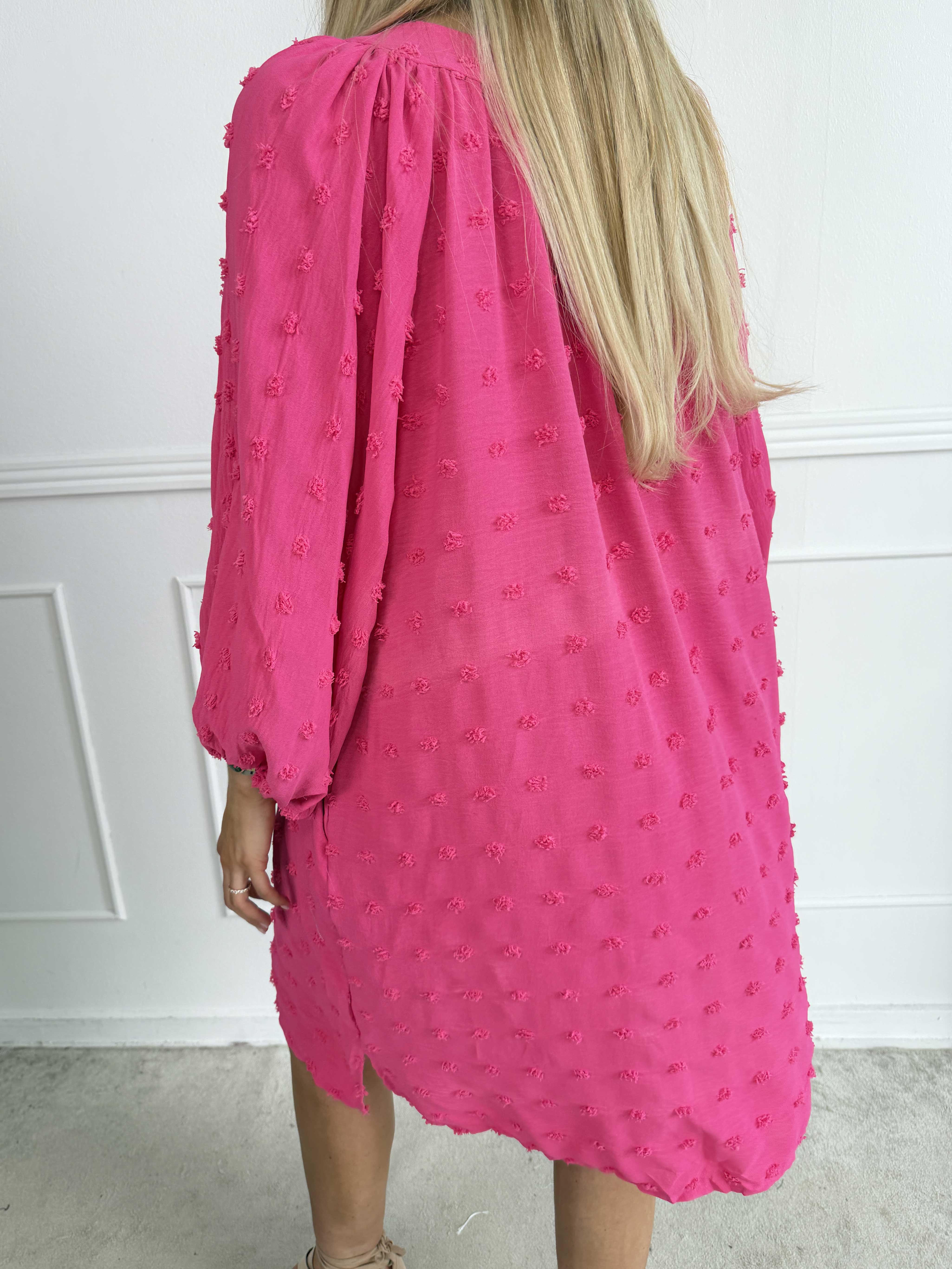Amidala Romantic - Plus size klänning i viskos med vackra ballongärmar och prickiga detaljer