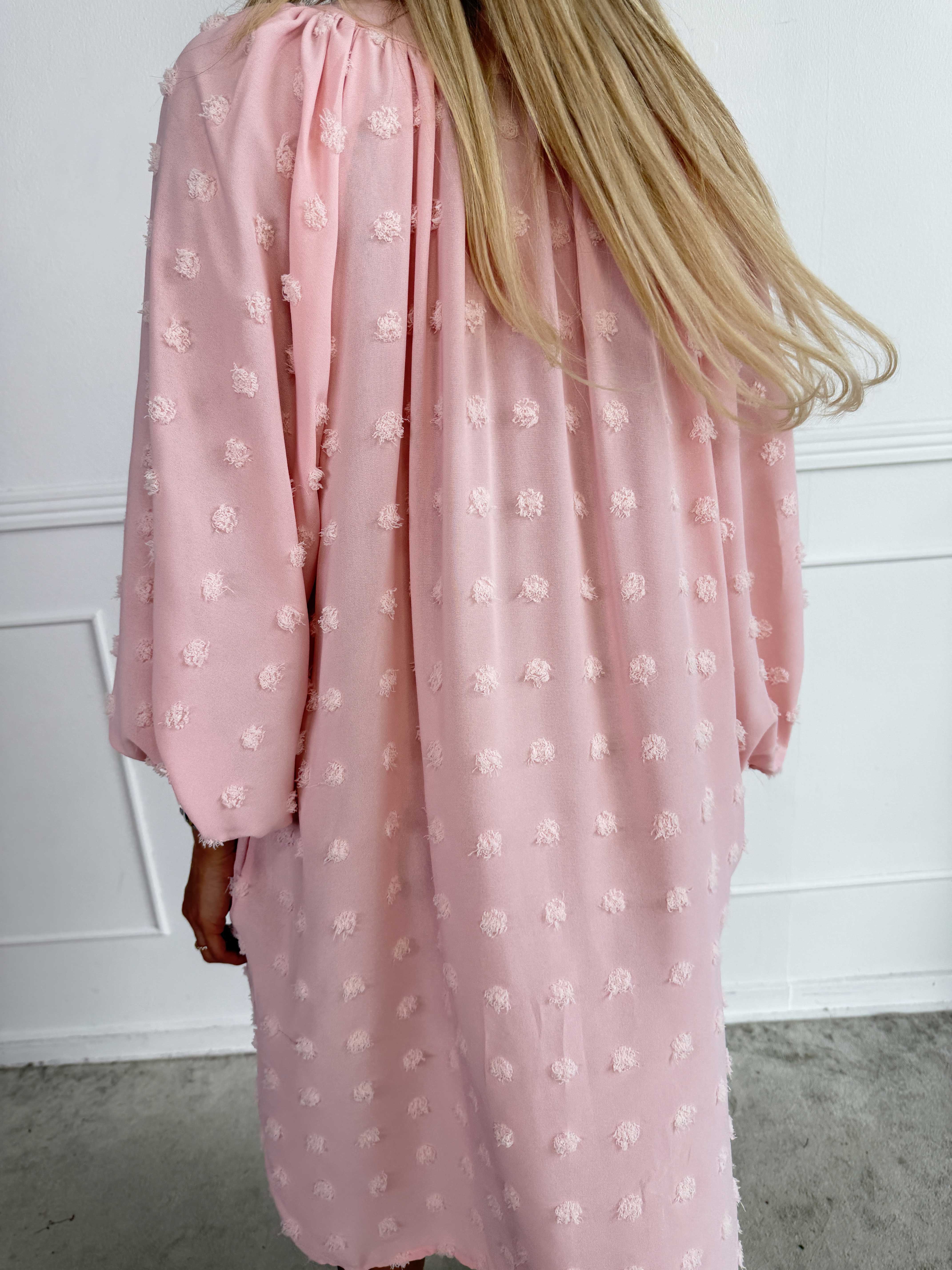 Amidala Romantic - Plus size klänning i viskos med vackra ballongärmar och prickiga detaljer
