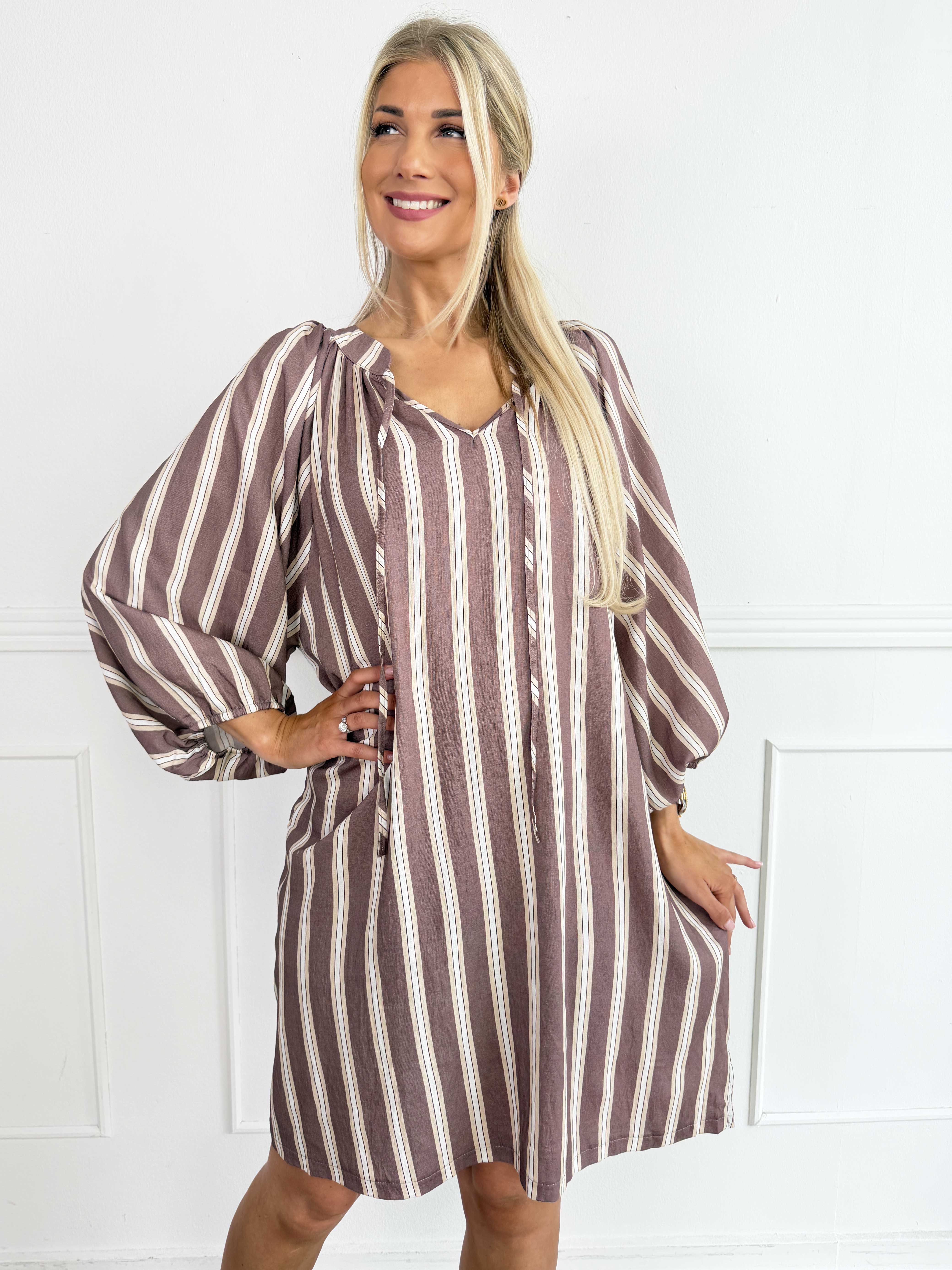Amidala - Stribet plus size kjole i let viskoseblanding med smukke ballonærmer