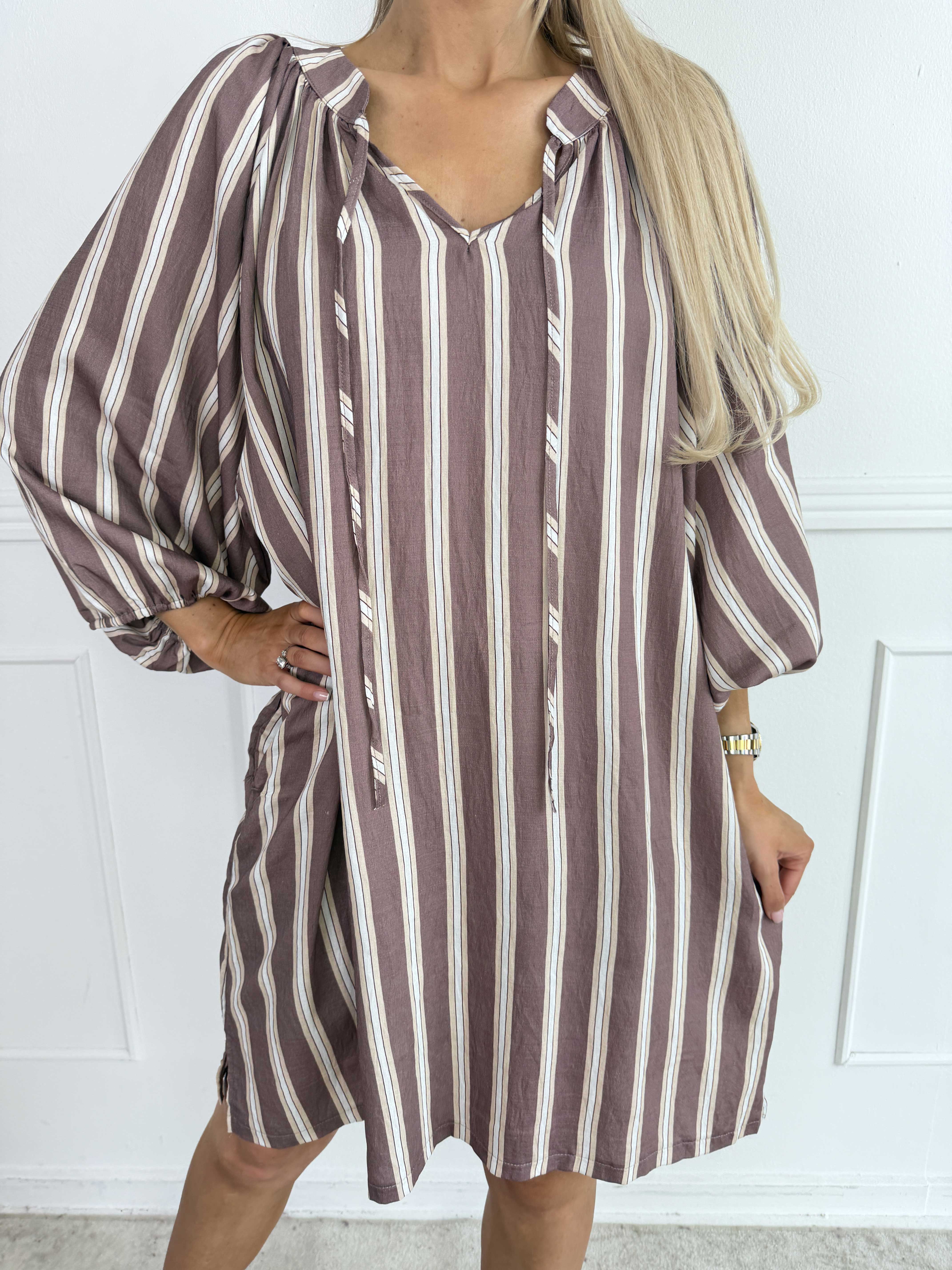 Amidala - Stribet plus size kjole i let viskoseblanding med smukke ballonærmer