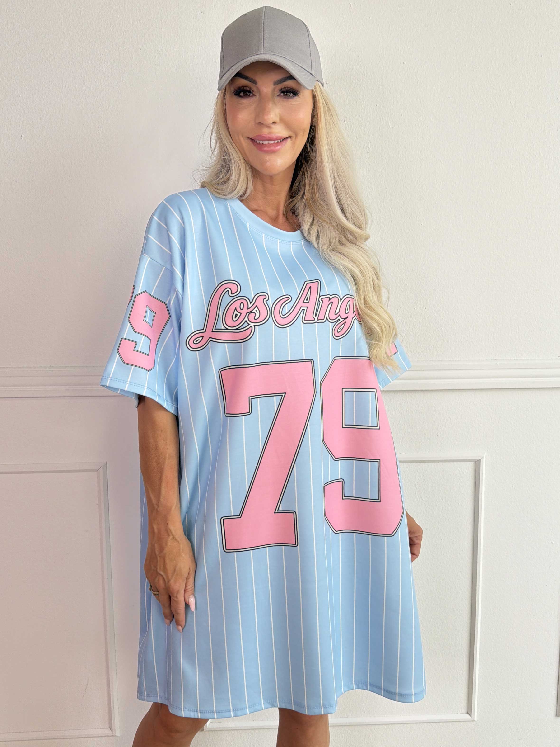 Andrea - Plus size t-shirtklänning i mjuk viskosblandning med basebollinspirerad design