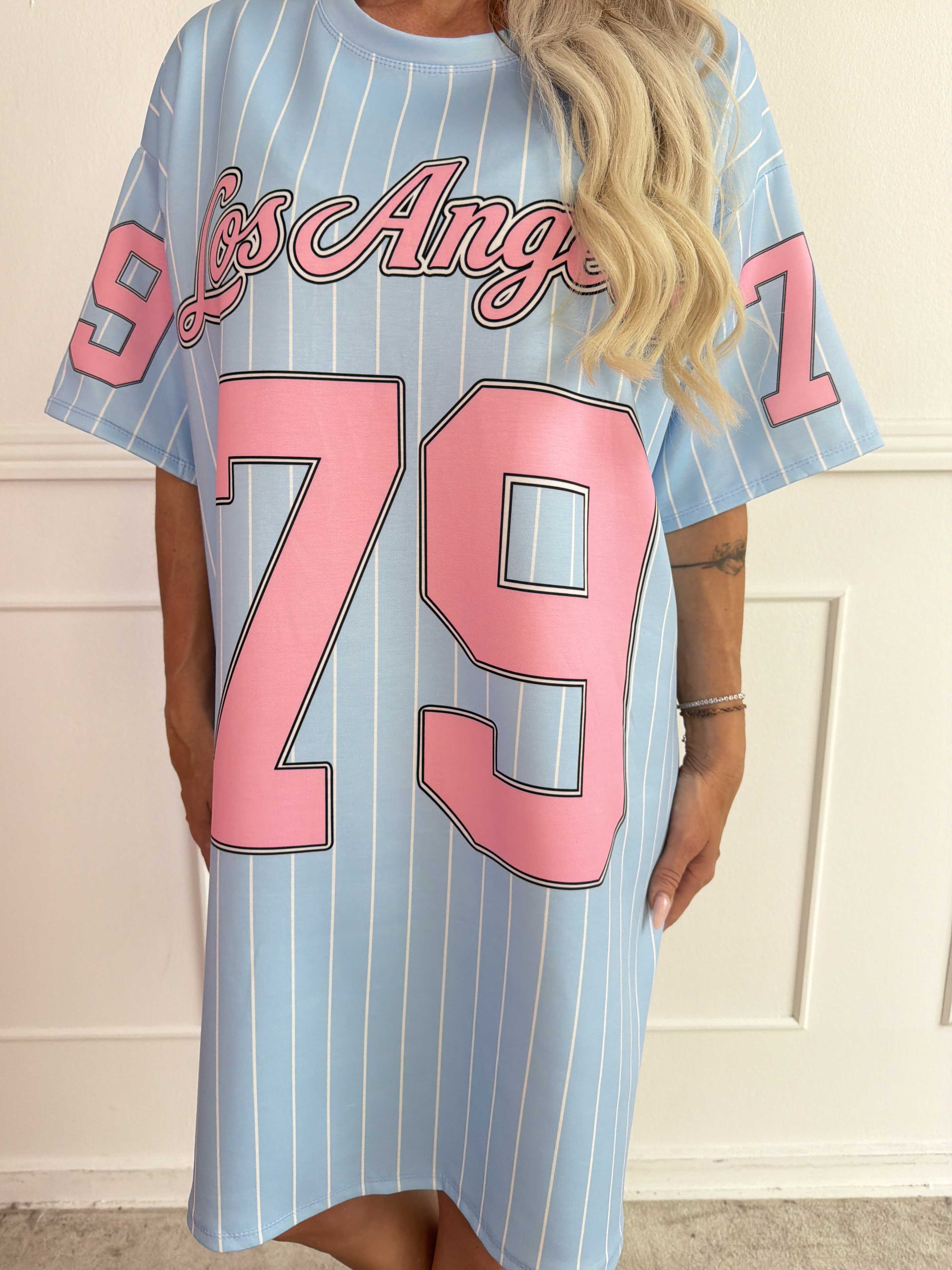 Andrea - Plus size t-shirtklänning i mjuk viskosblandning med basebollinspirerad design