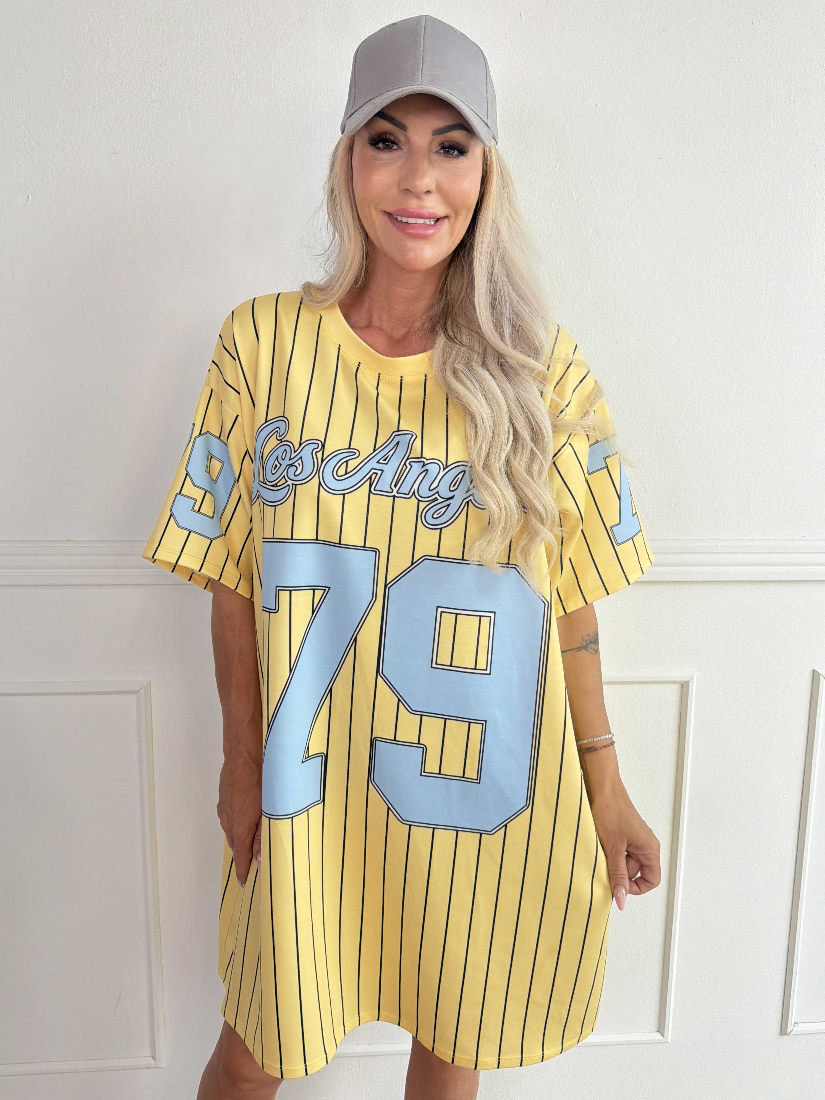 Andrea - Plus size t-shirtklänning i mjuk viskosblandning med basebollinspirerad design