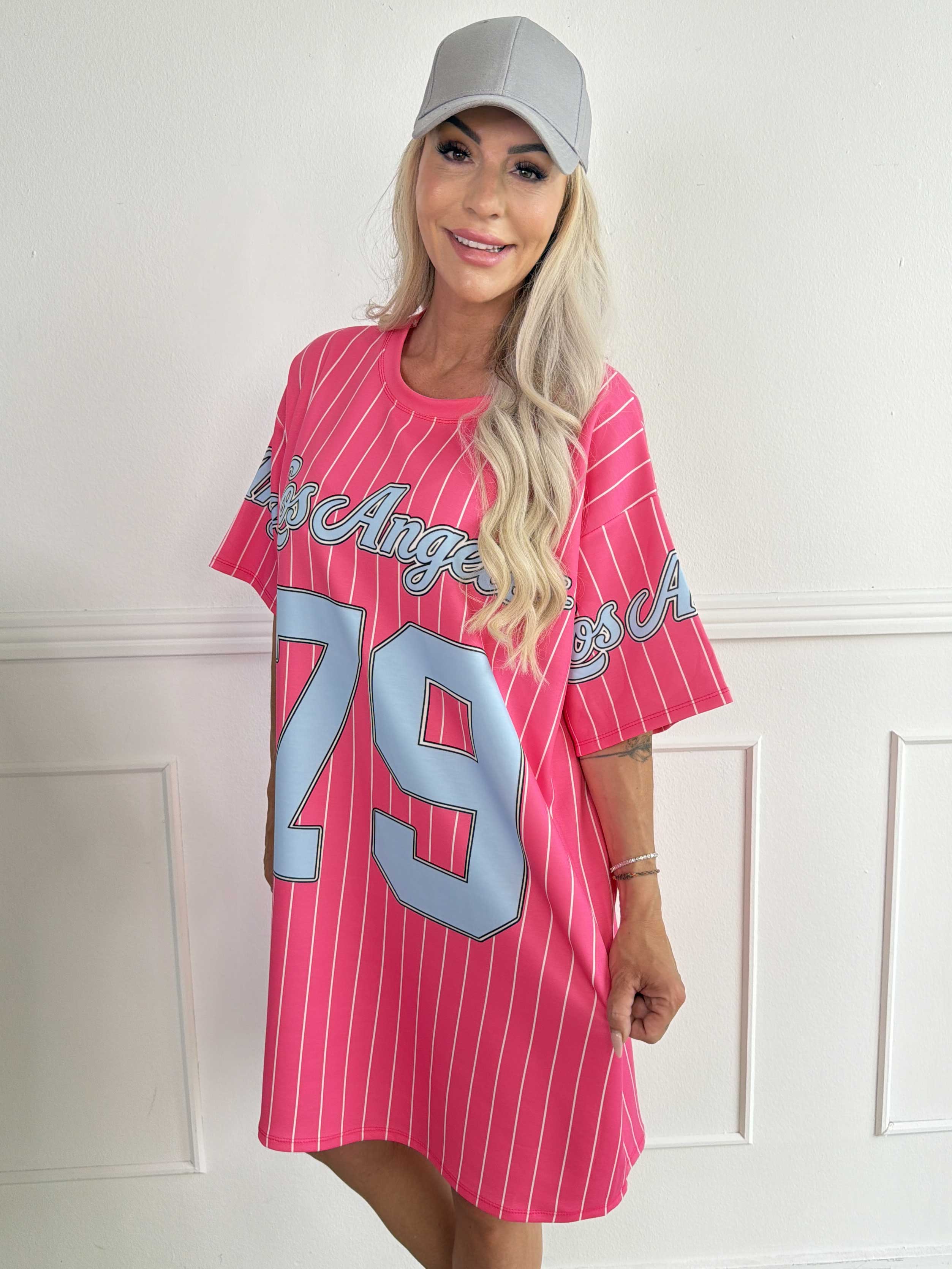 Andrea - Plus size t-shirtklänning i mjuk viskosblandning med basebollinspirerad design