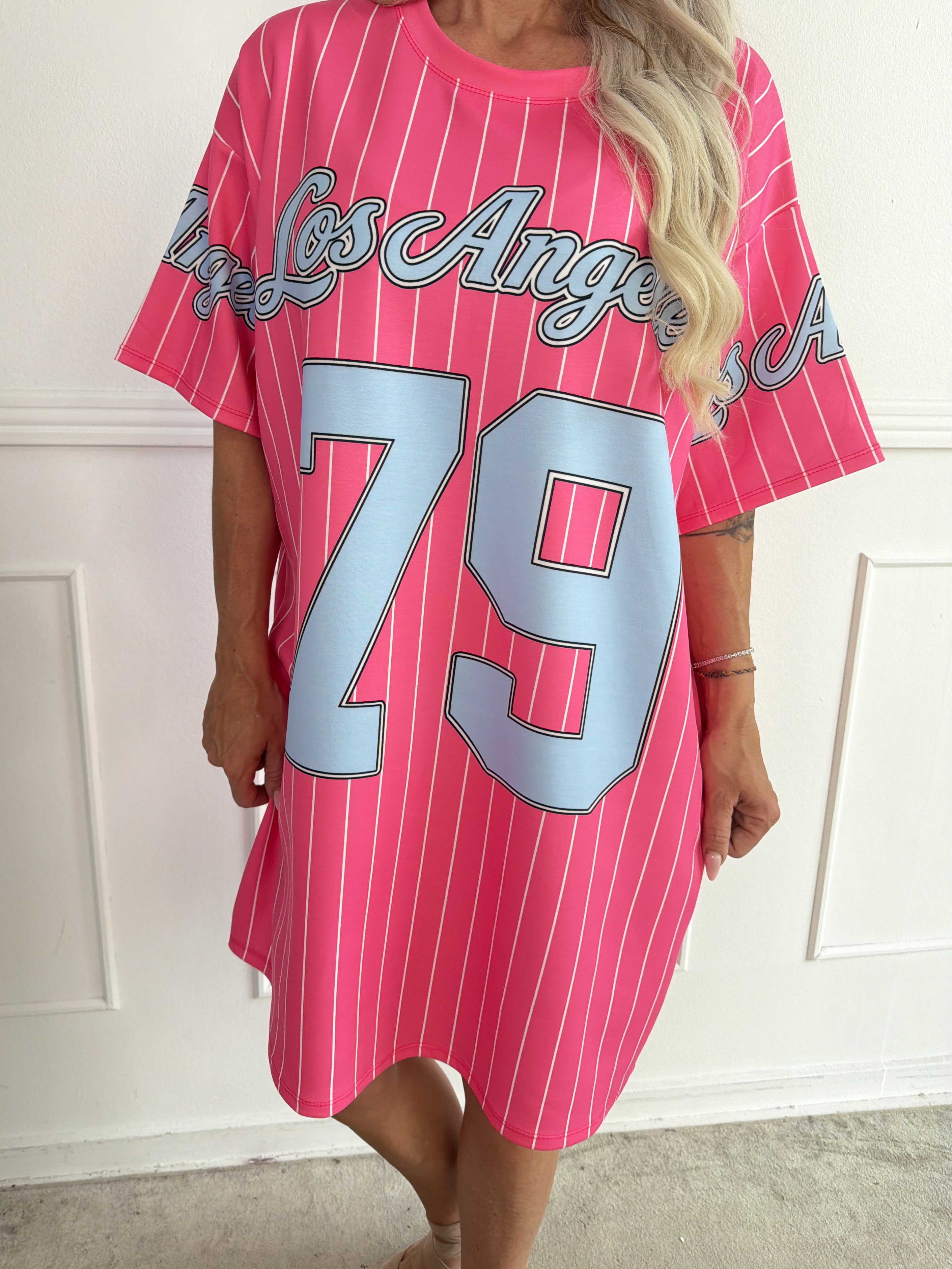 Andrea - Plus size t-shirtklänning i mjuk viskosblandning med basebollinspirerad design