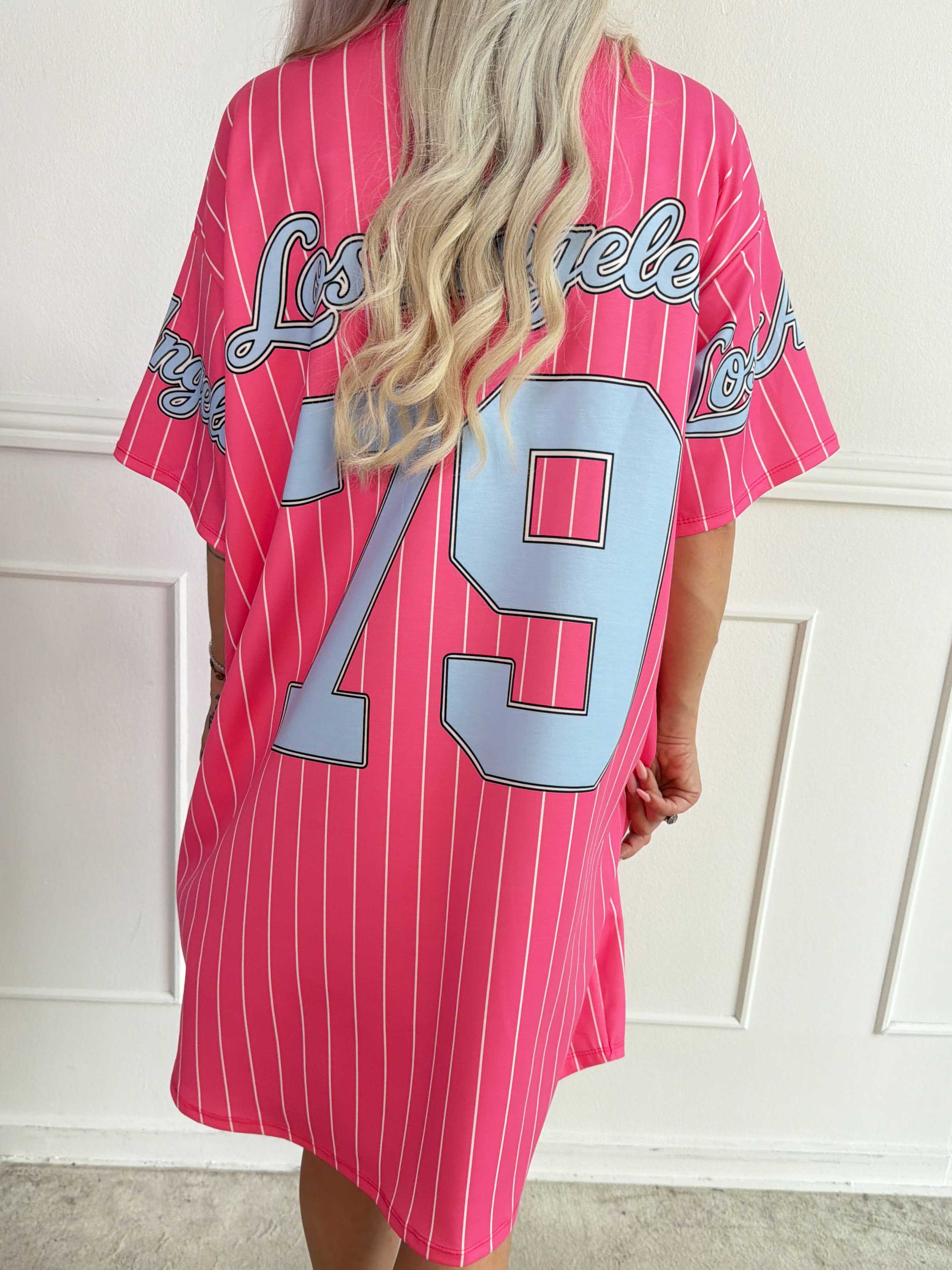 Andrea - Plus size t-shirtklänning i mjuk viskosblandning med basebollinspirerad design