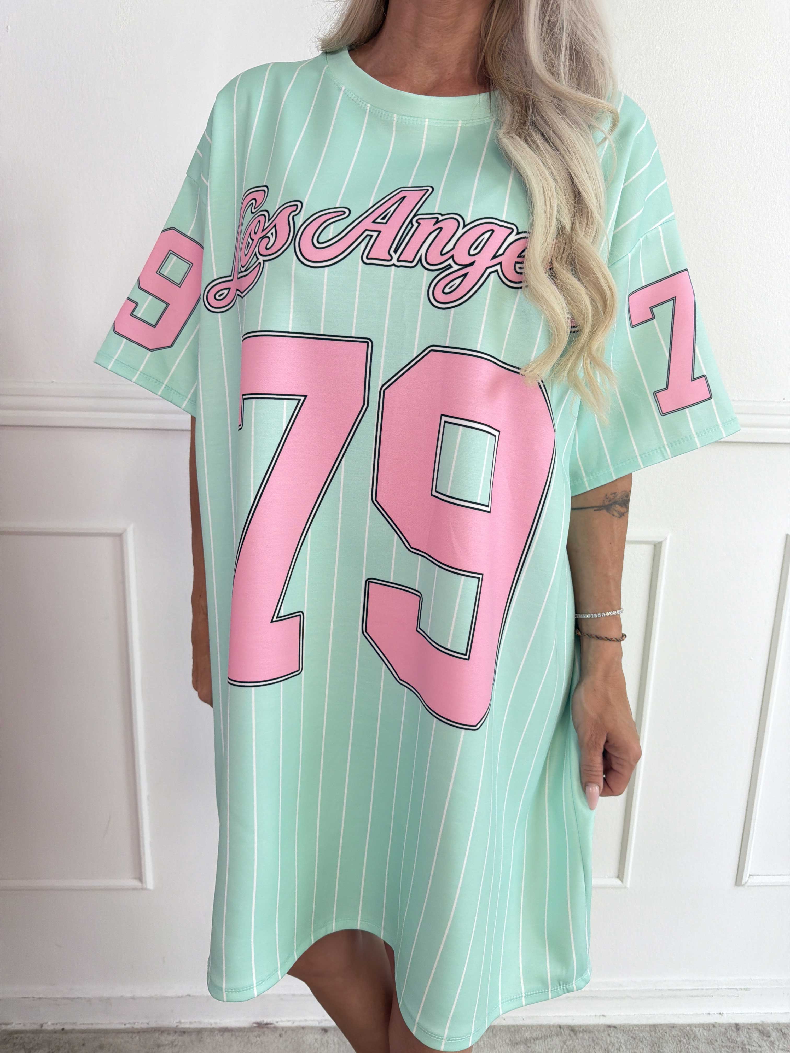 Andrea - Plus size t-shirtklänning i mjuk viskosblandning med basebollinspirerad design