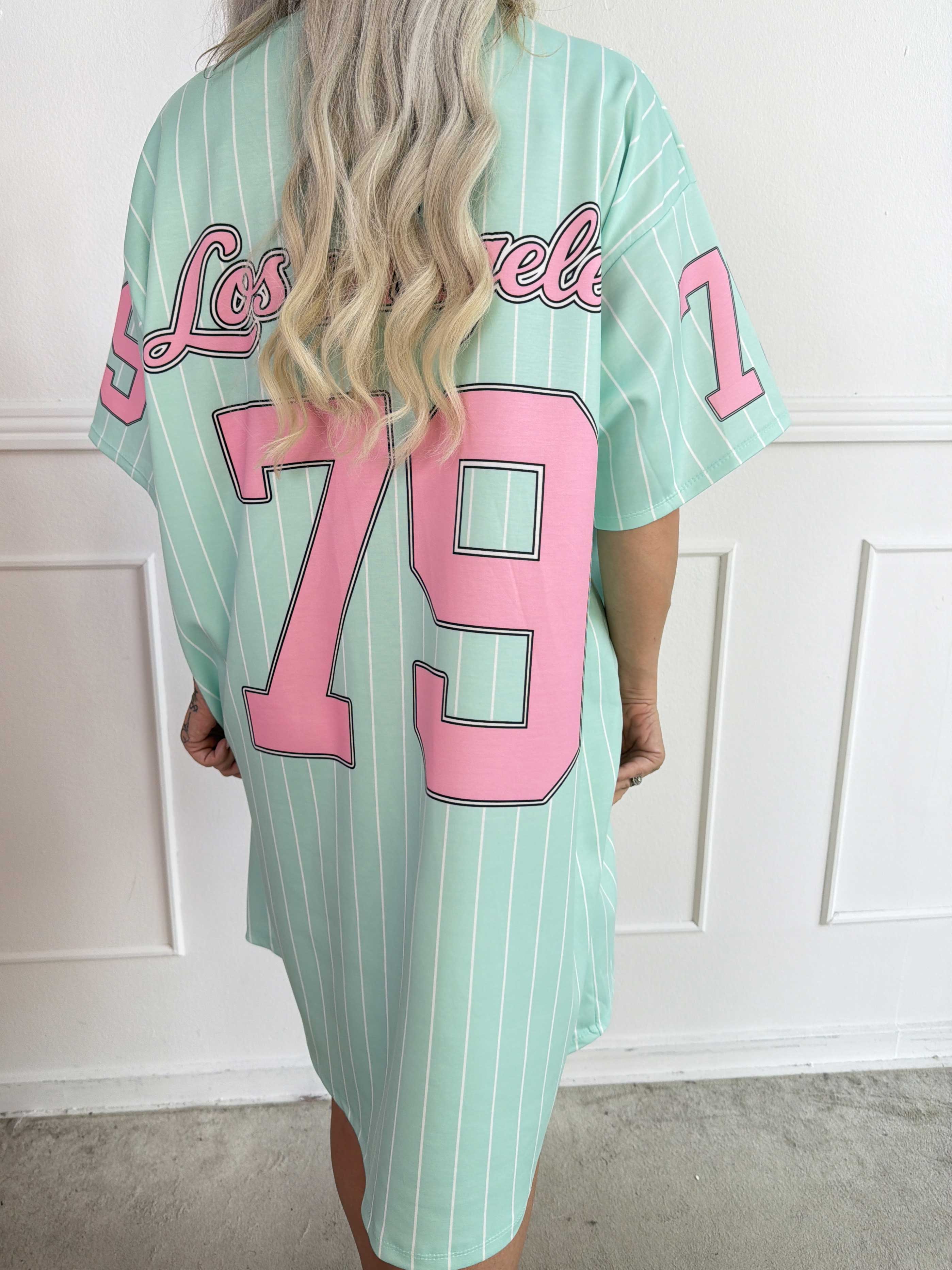 Andrea - Plus size t-shirtklänning i mjuk viskosblandning med basebollinspirerad design