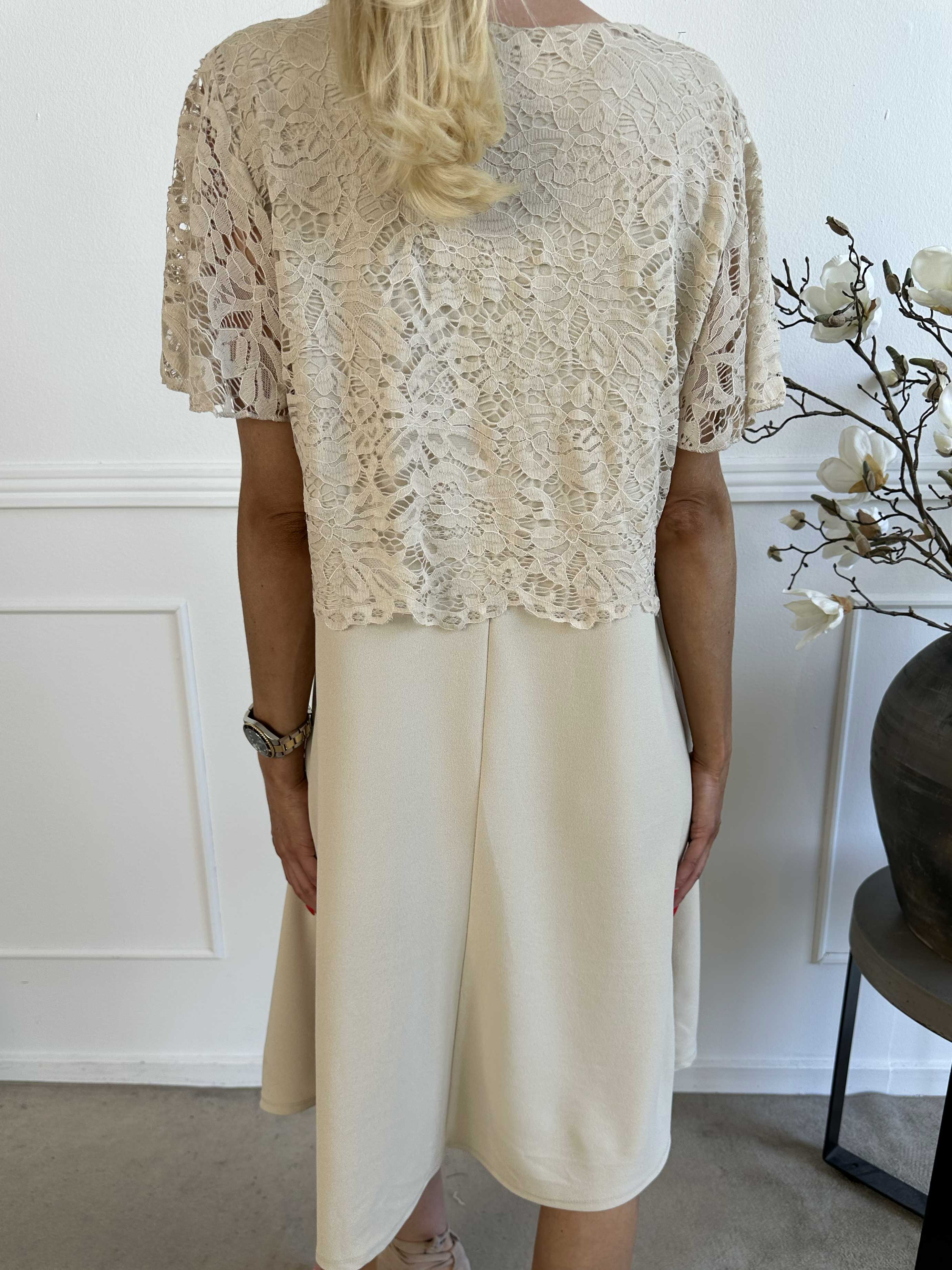 Aniki - Fin feminin klänning med spetsöverdel