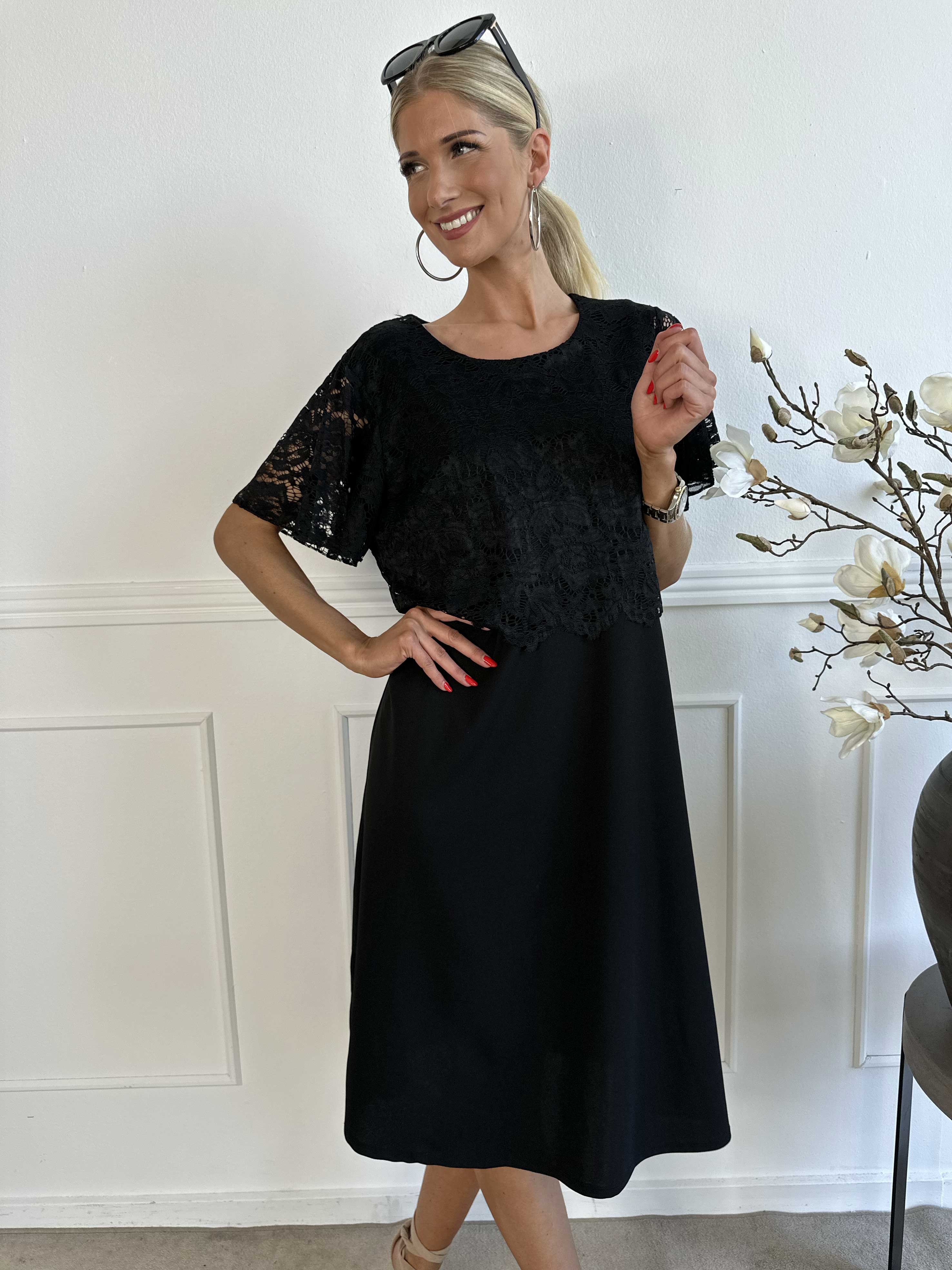 Aniki - Fin feminin klänning med spetsöverdel