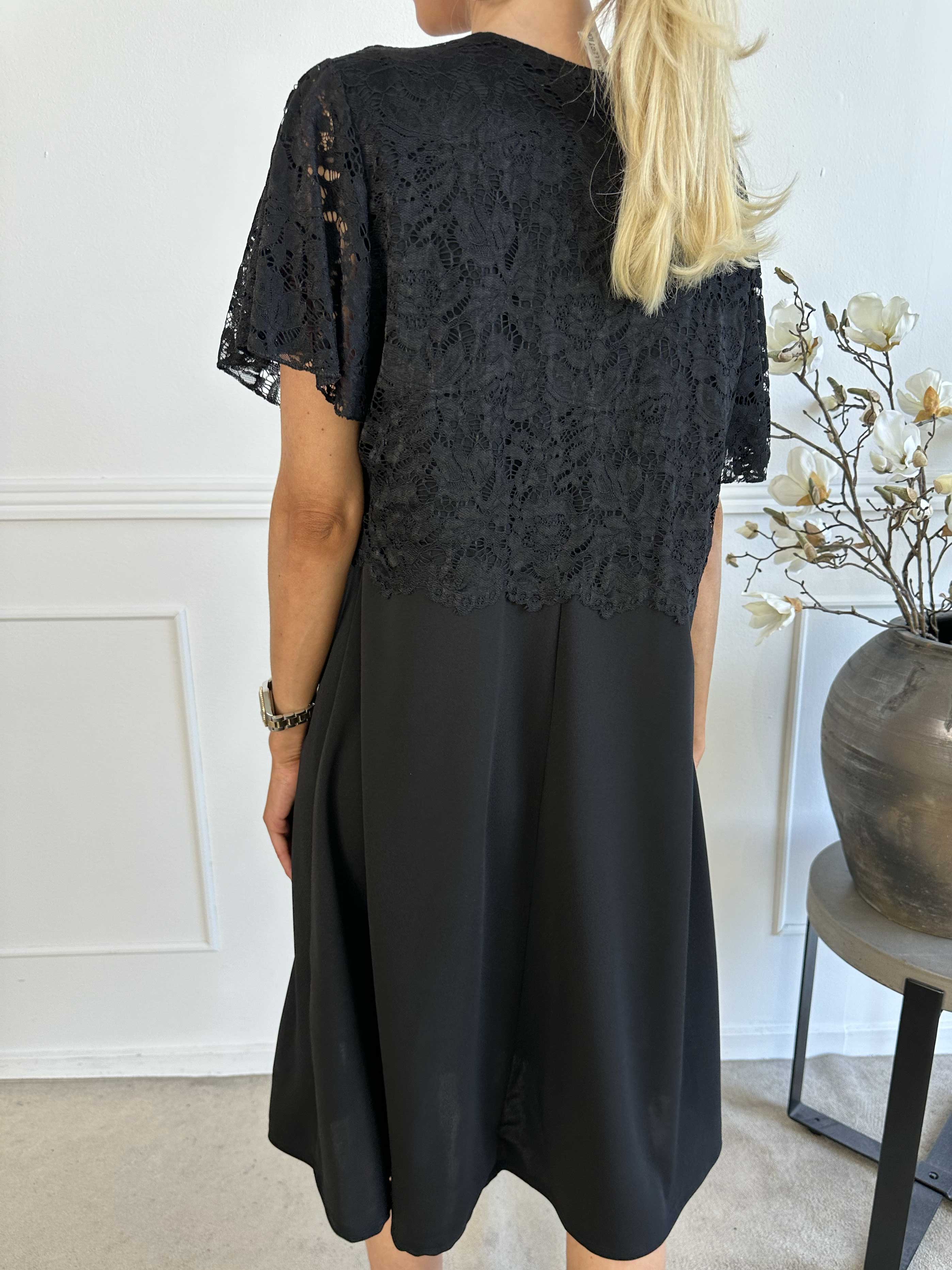 Aniki - Fin feminin klänning med spetsöverdel